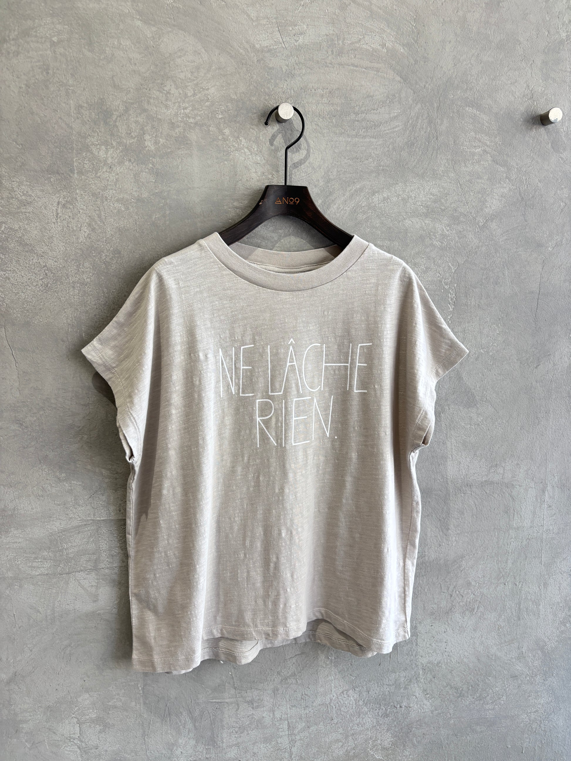 【予約販売】NE LACHE RIENロゴゆるフレンチスラブTシャツ／ING