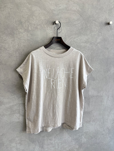 受付終了【予約販売】NE LACHE RIENロゴゆるフレンチスラブTシャツ／ING