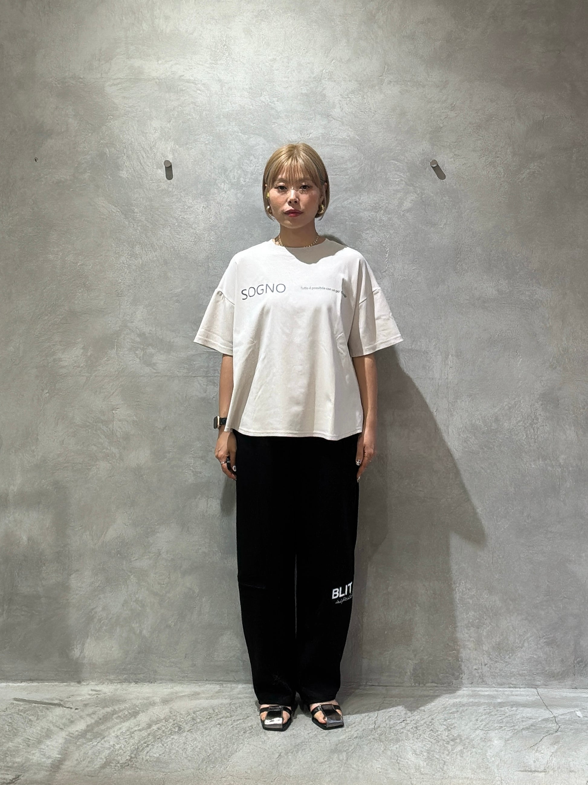 オーバーサイズロゴTシャツ／Anna Kerry