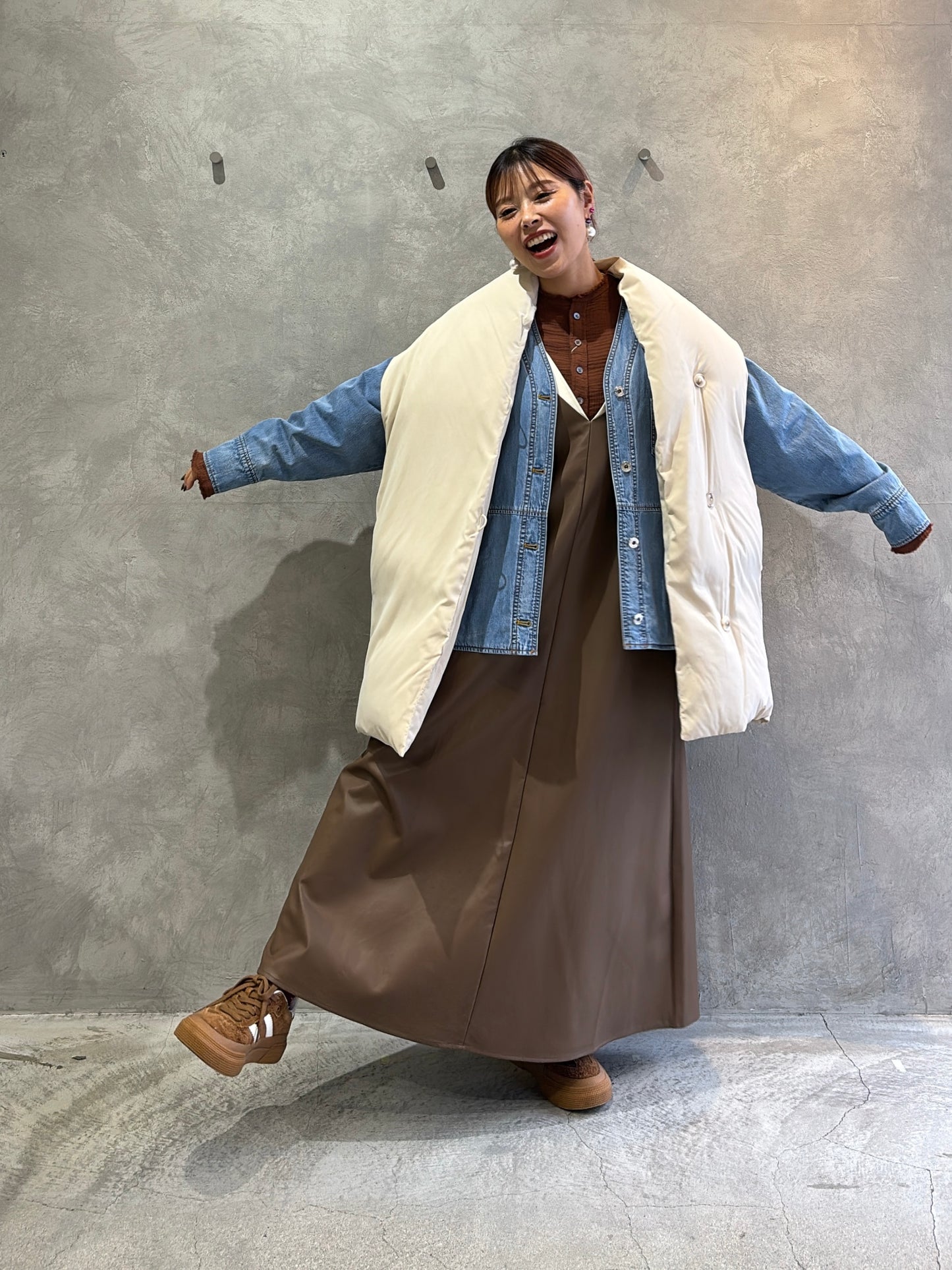 【再入荷】バイカラーフェイクレザージャンパースカート／LHELBIE