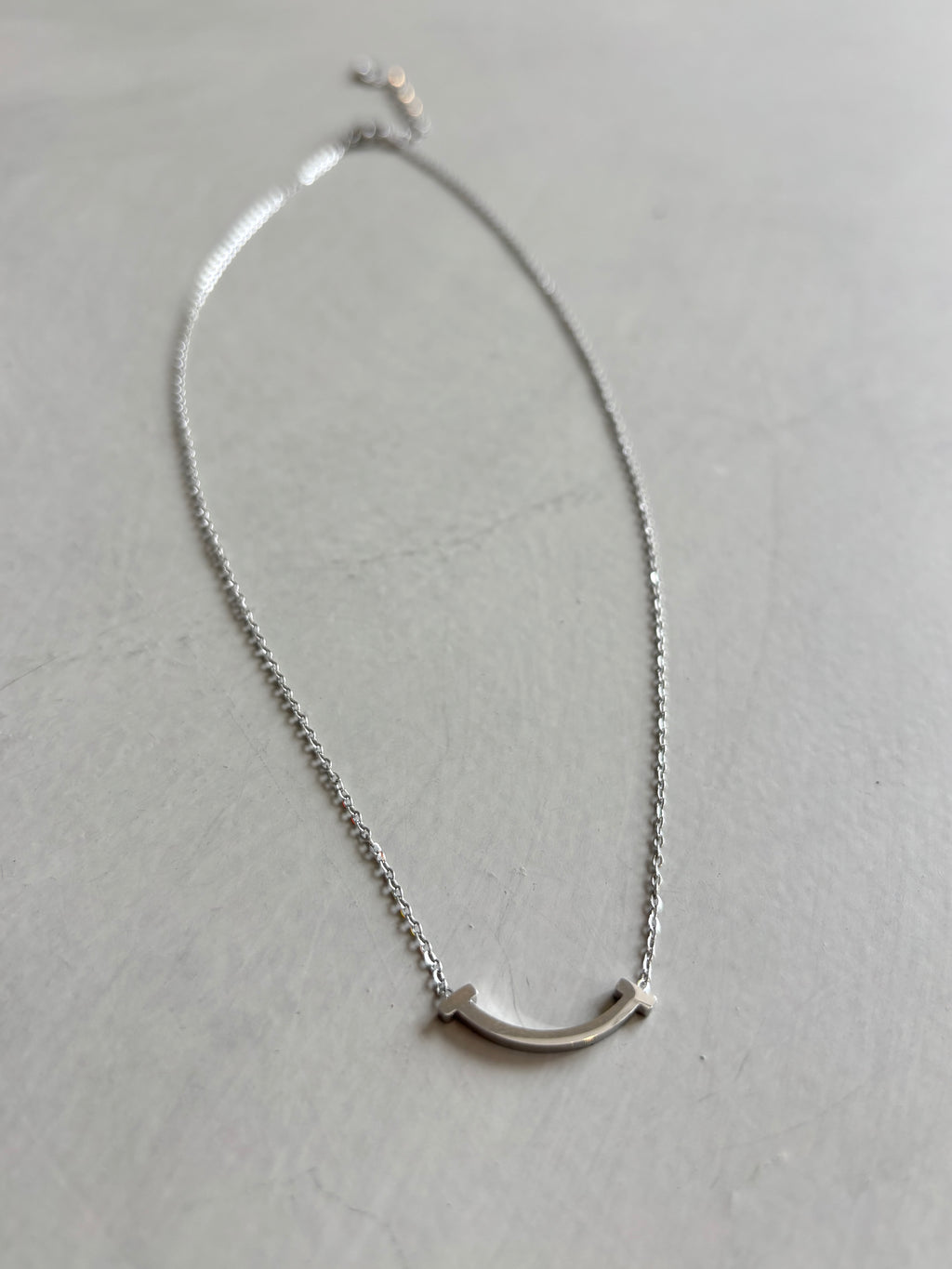 カーブネックレス
