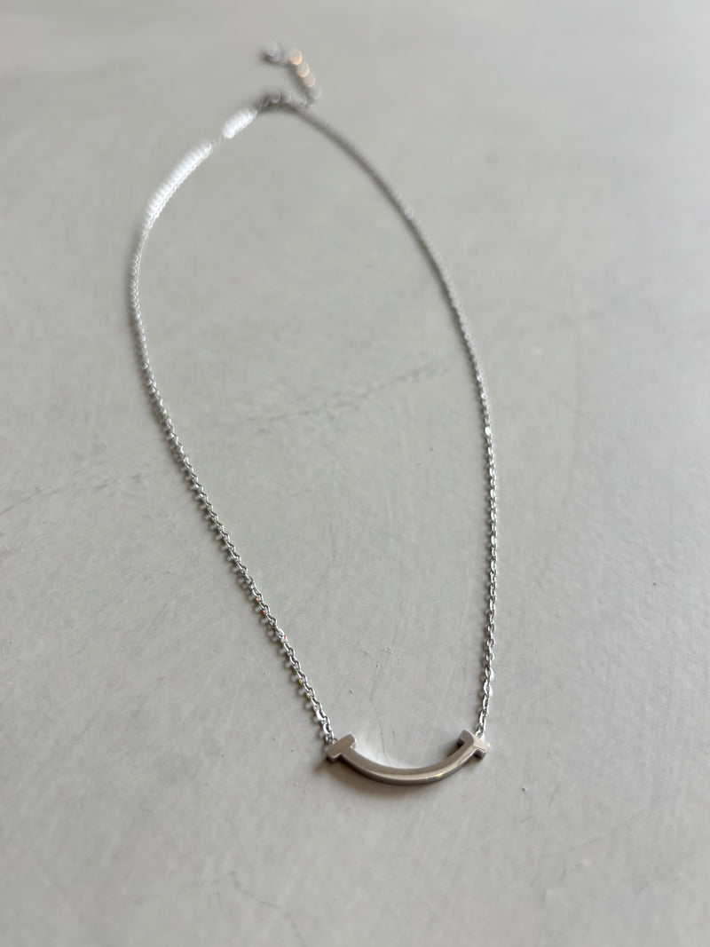 カーブネックレス