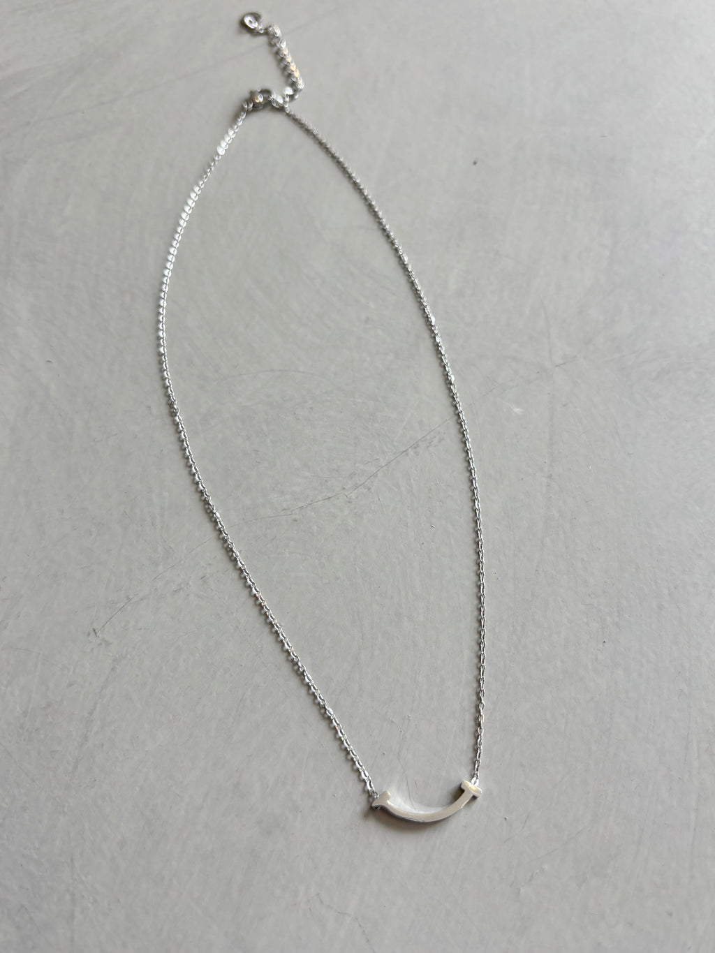 カーブネックレス