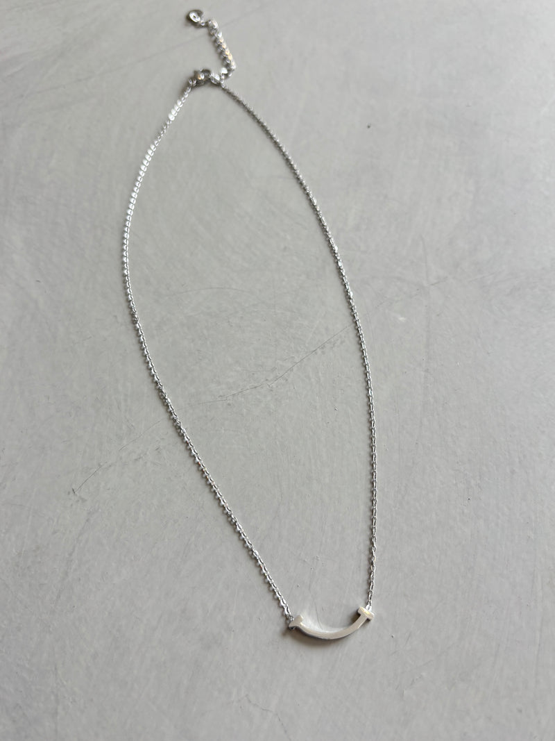 カーブネックレス