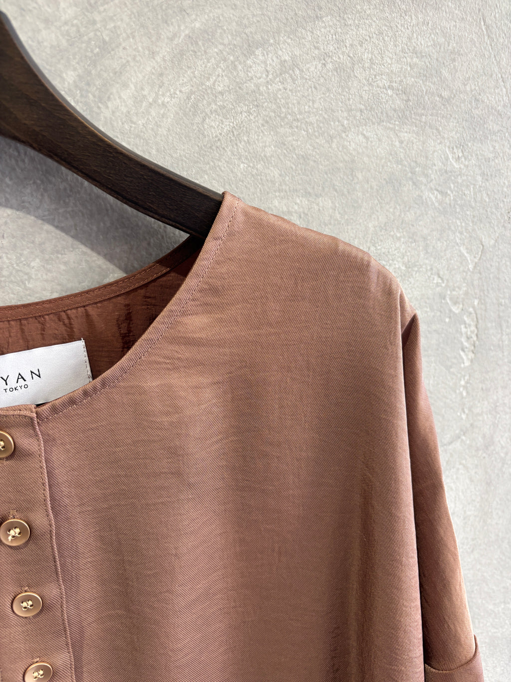 グロッシーヘンリーリブブラウス／CYAN tokyo