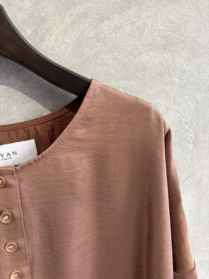 グロッシーヘンリーリブブラウス／CYAN tokyo