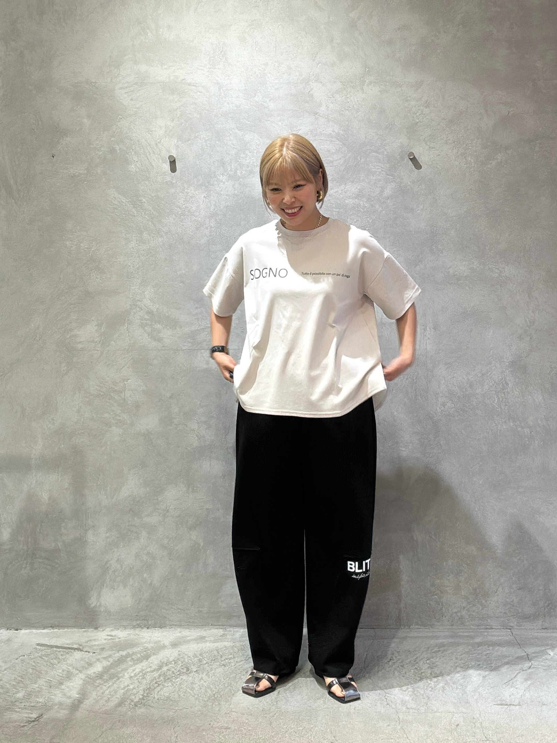オーバーサイズロゴTシャツ／Anna Kerry