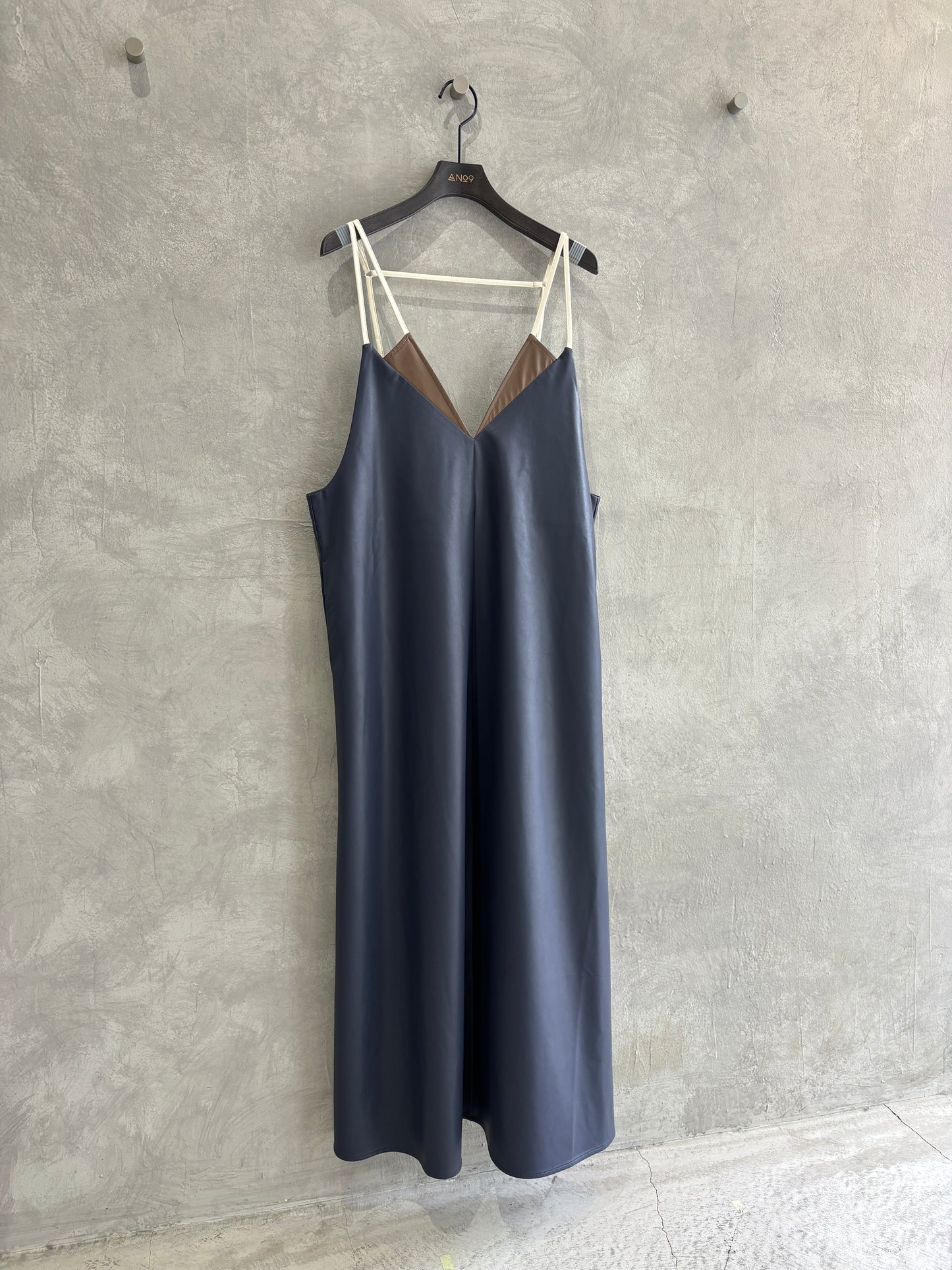 【再入荷】バイカラーフェイクレザージャンパースカート／LHELBIE