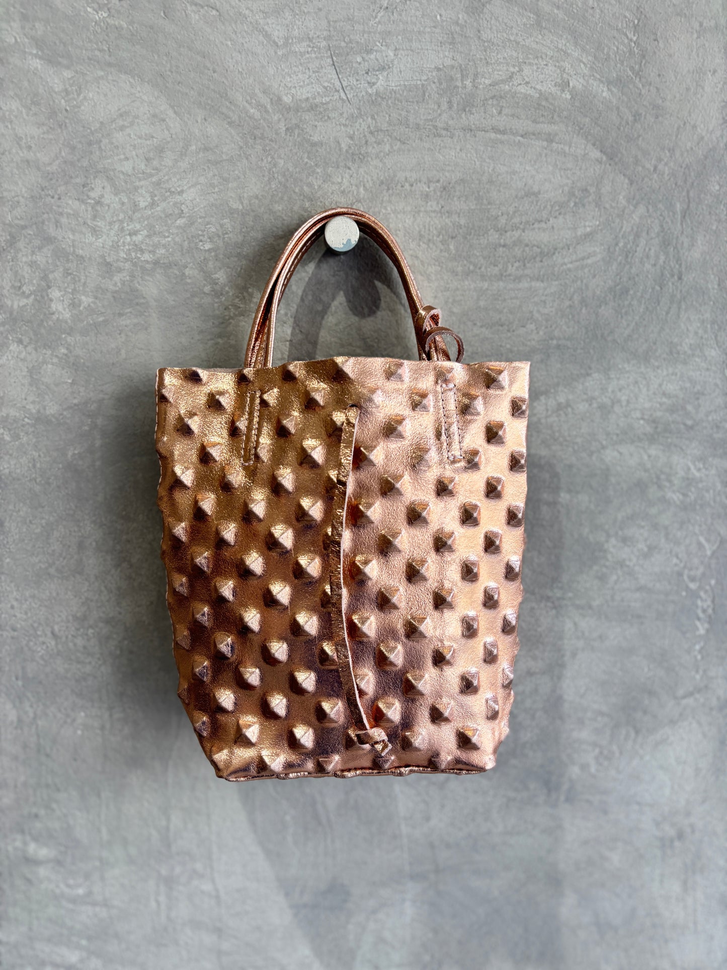 スタッズエンボスバッグ／イタリア・フィレンチェのレザーバッグ