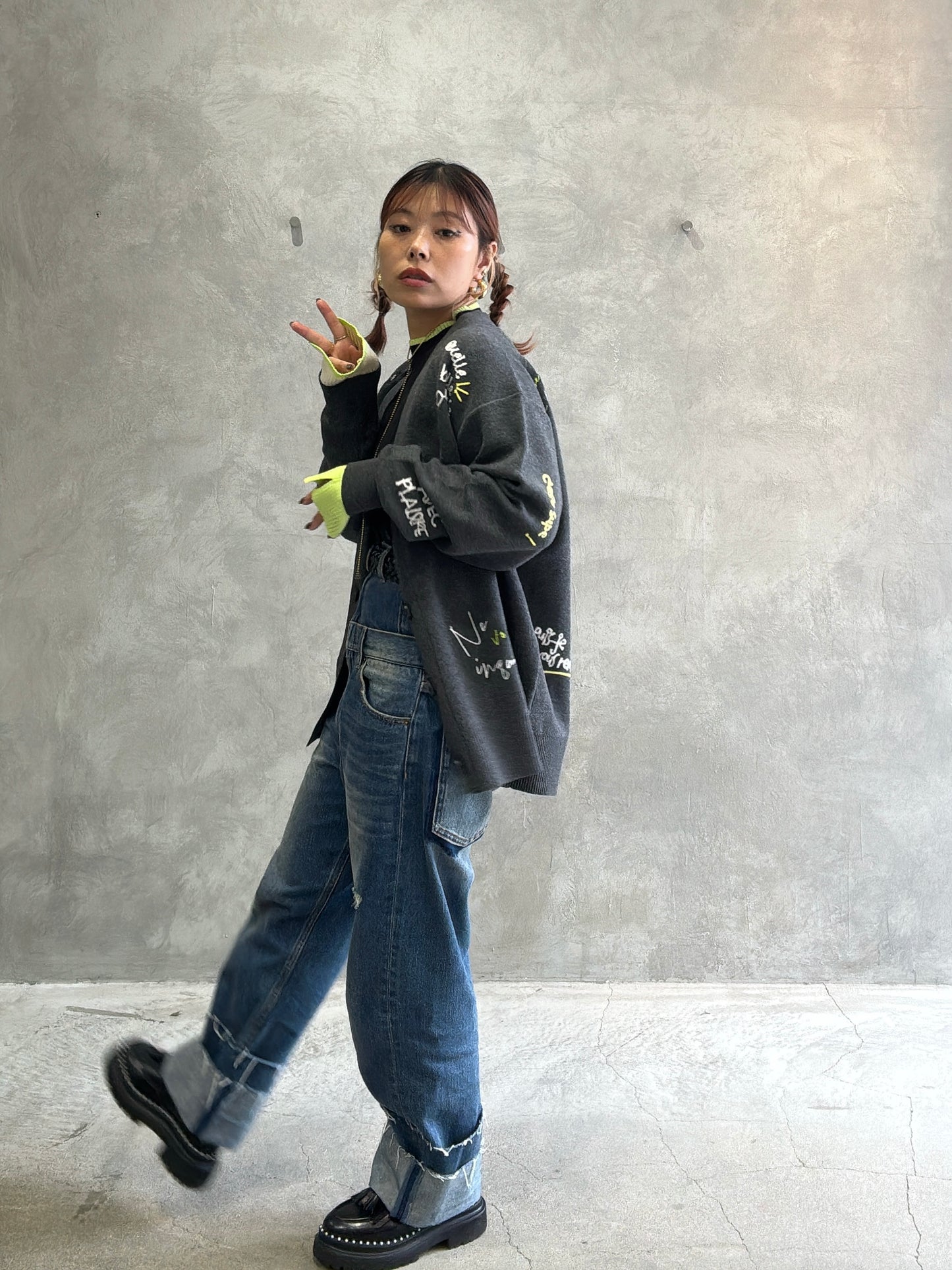 刺繍ロゴニットカーディガン／LHELBIE