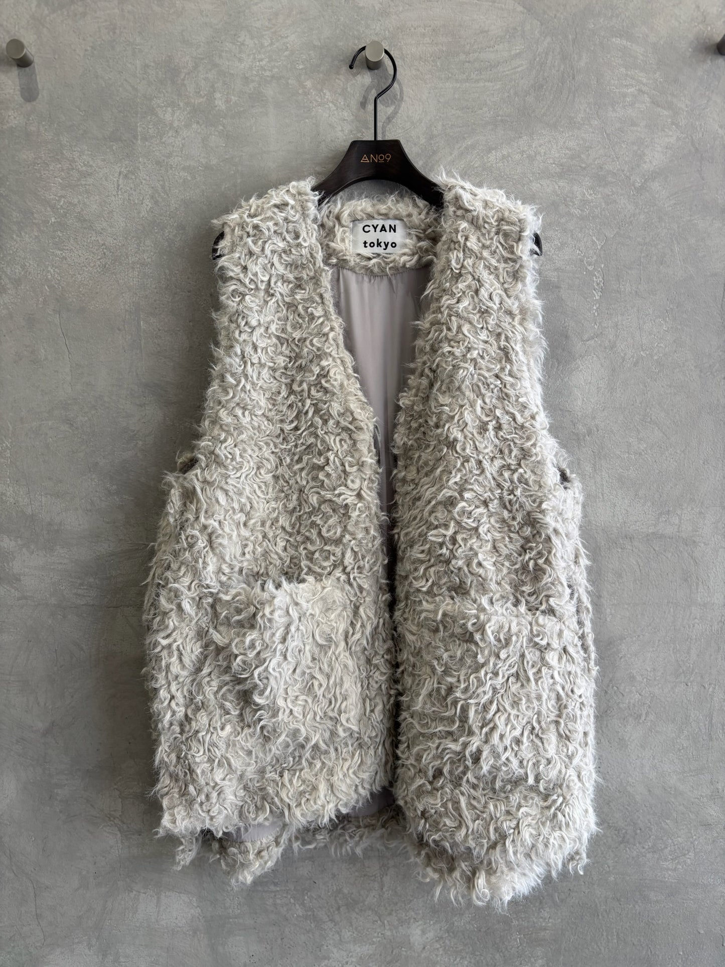 バックオーバーカーリーファーベスト／CYAN TOKYO