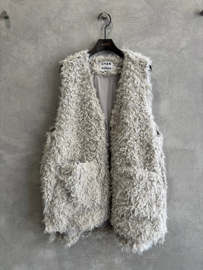 バックオーバーカーリーファーベスト／CYAN TOKYO