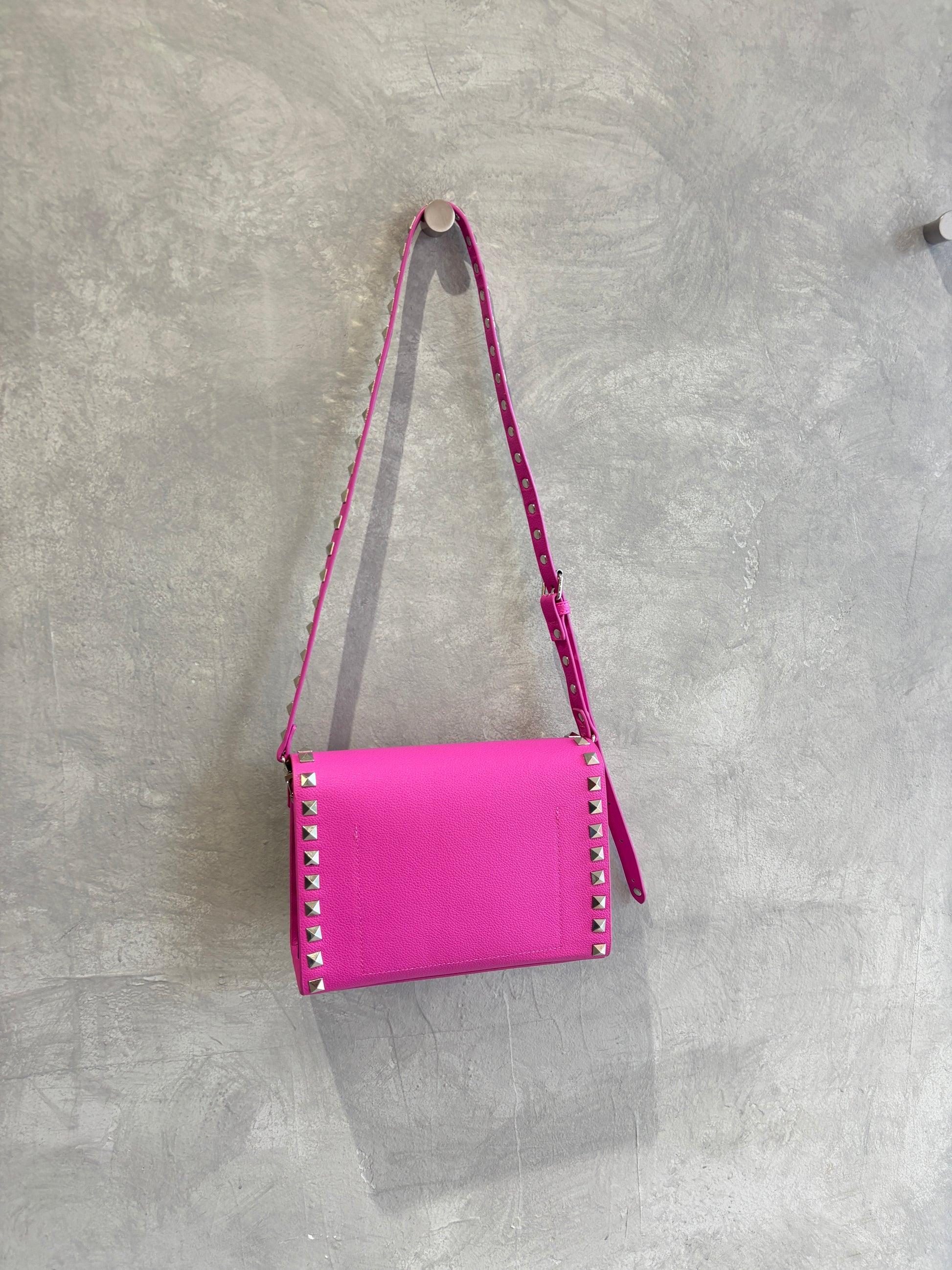 【予約販売】スタッズショルダーハードバッグ／cheek