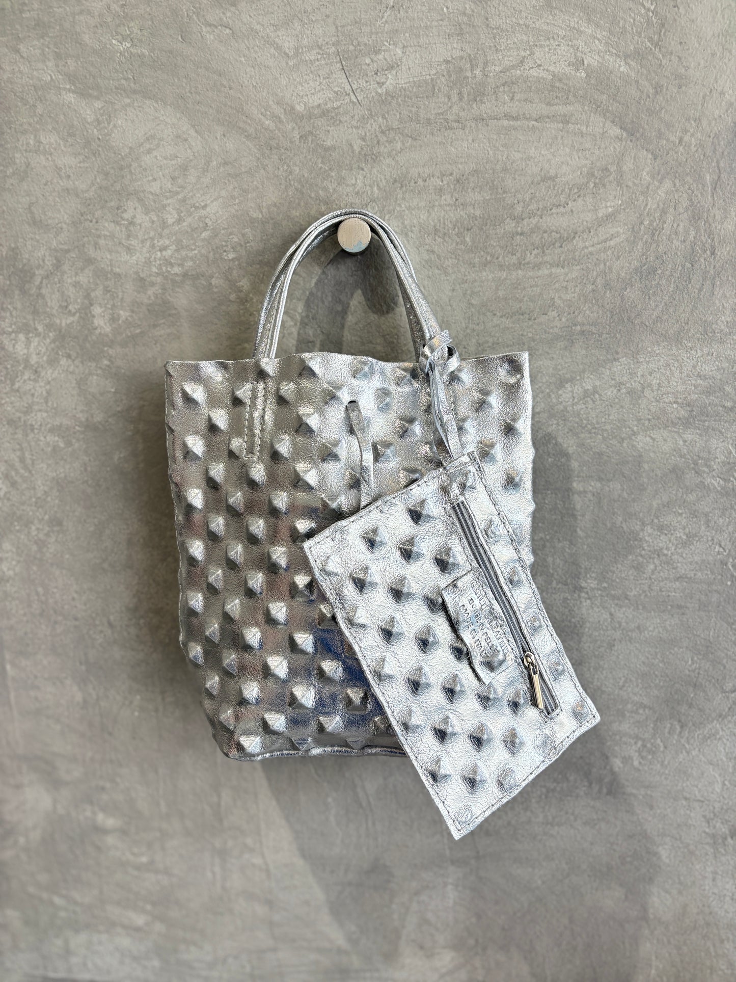 スタッズエンボスバッグ／イタリア・フィレンチェのレザーバッグ