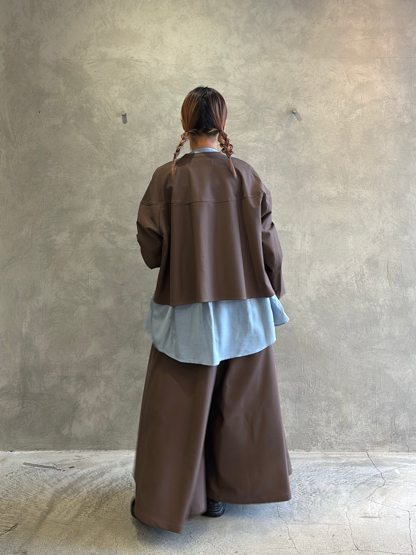 ラウンドステッチサーキュラシャツ／CYAN tokyo