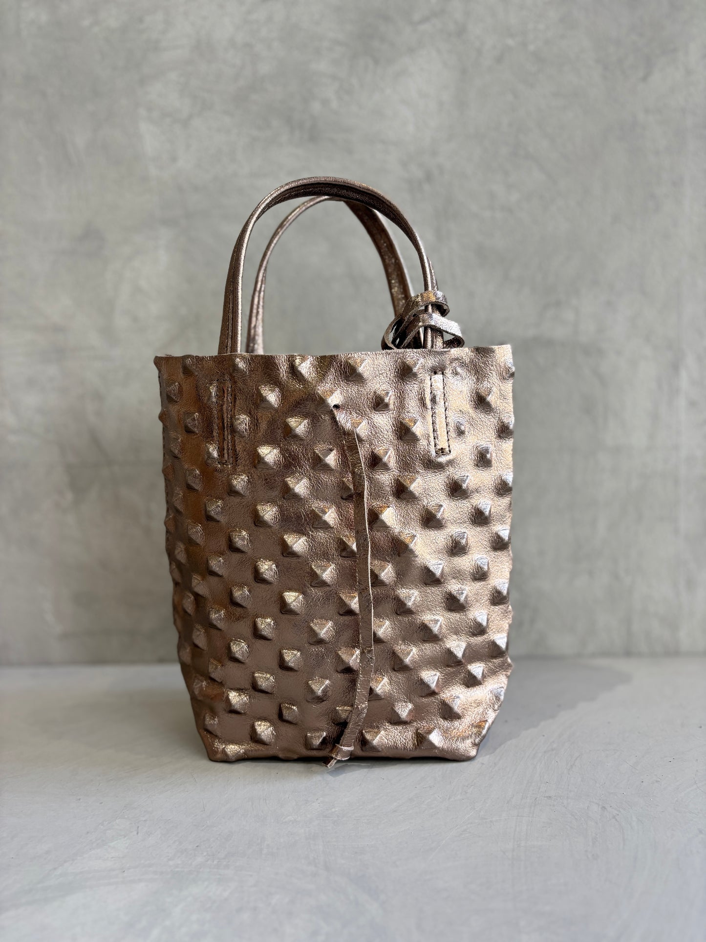 スタッズエンボスバッグ／イタリア・フィレンチェのレザーバッグ