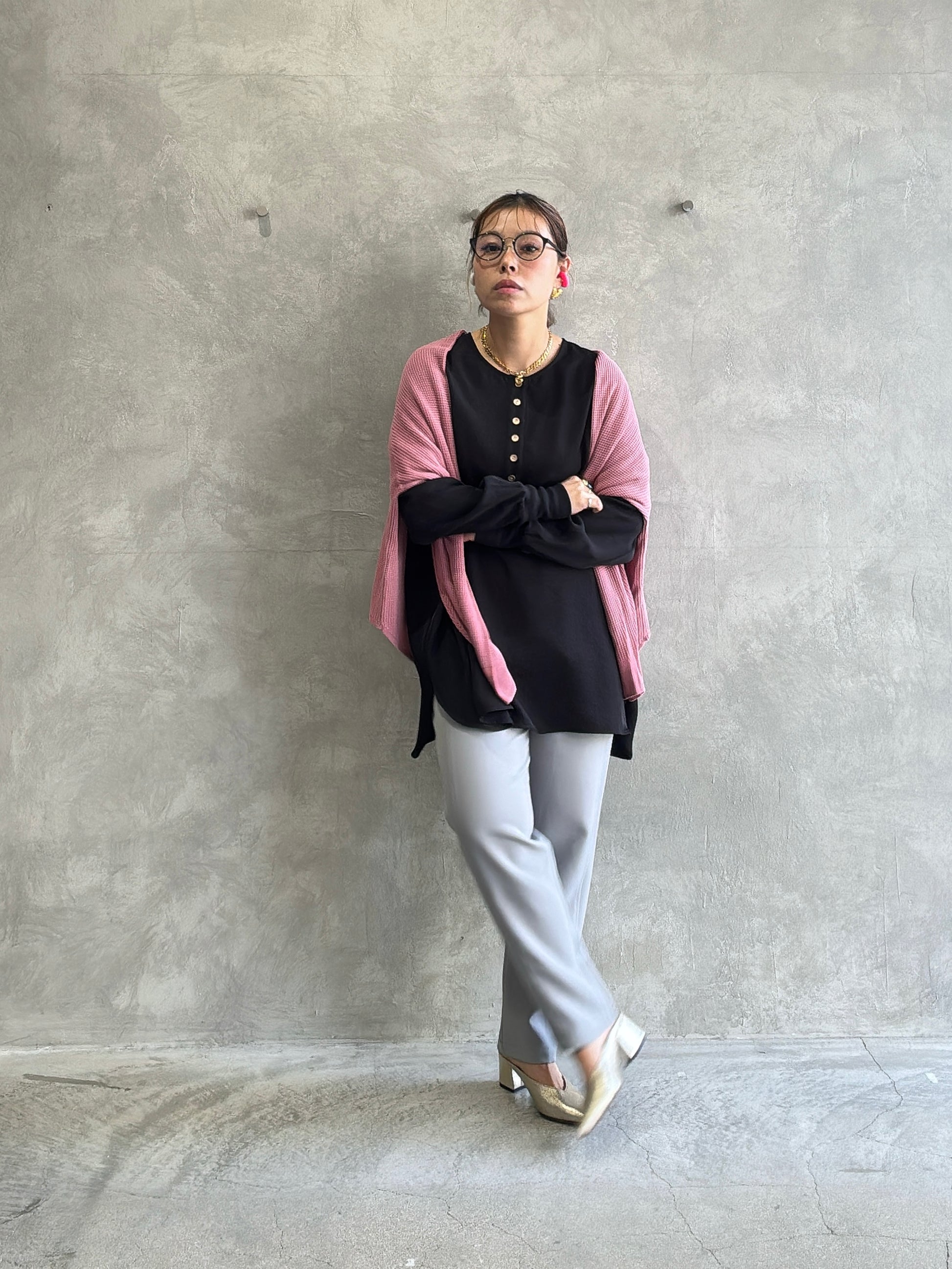 ★グロッシーヘンリーリブブラウス／CYAN tokyo