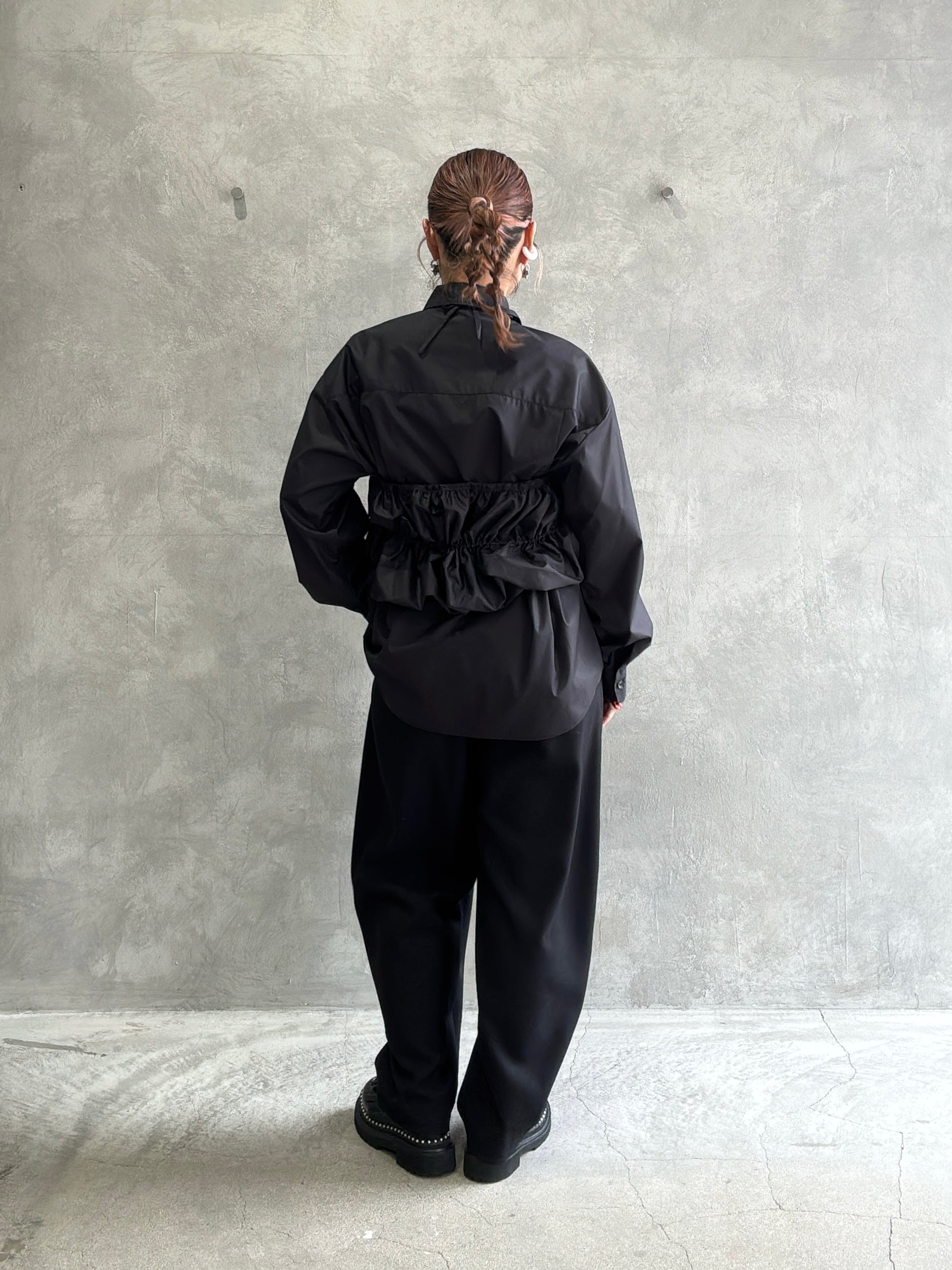 ギャザーぺプラム付きシャツ／VERSEAU