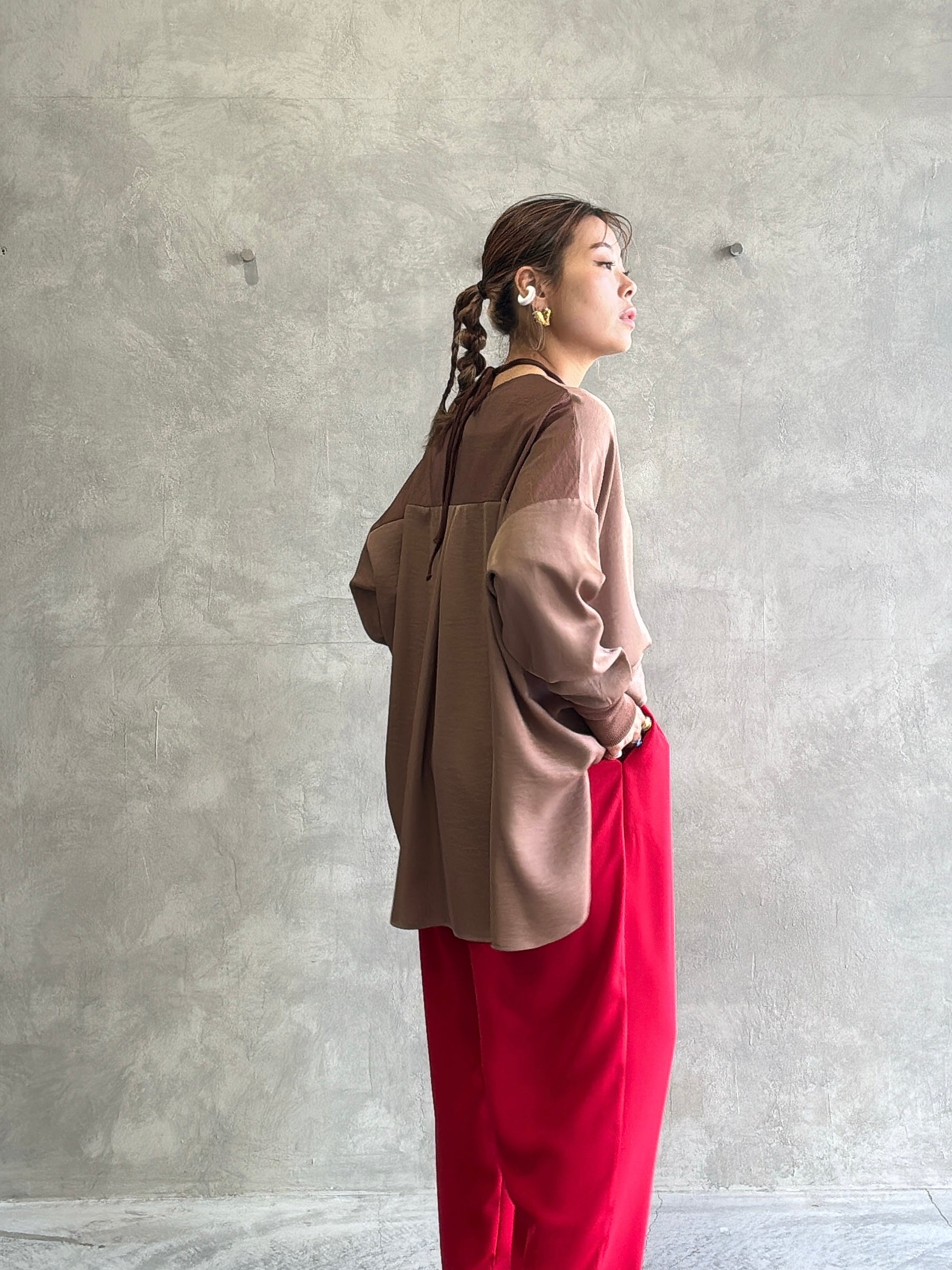 ★グロッシーヘンリーリブブラウス／CYAN tokyo