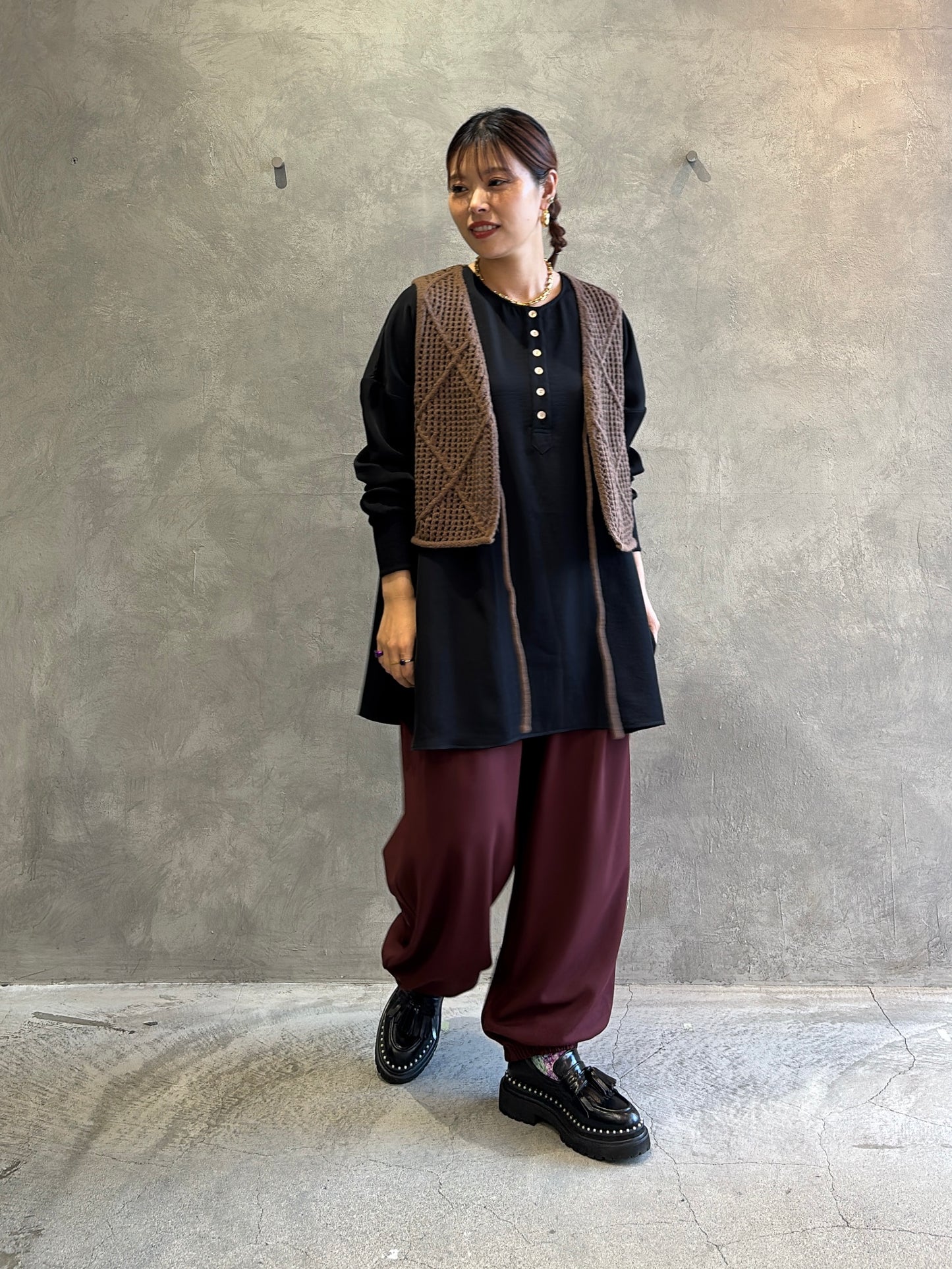 グロッシーヘンリーリブブラウス／CYAN tokyo