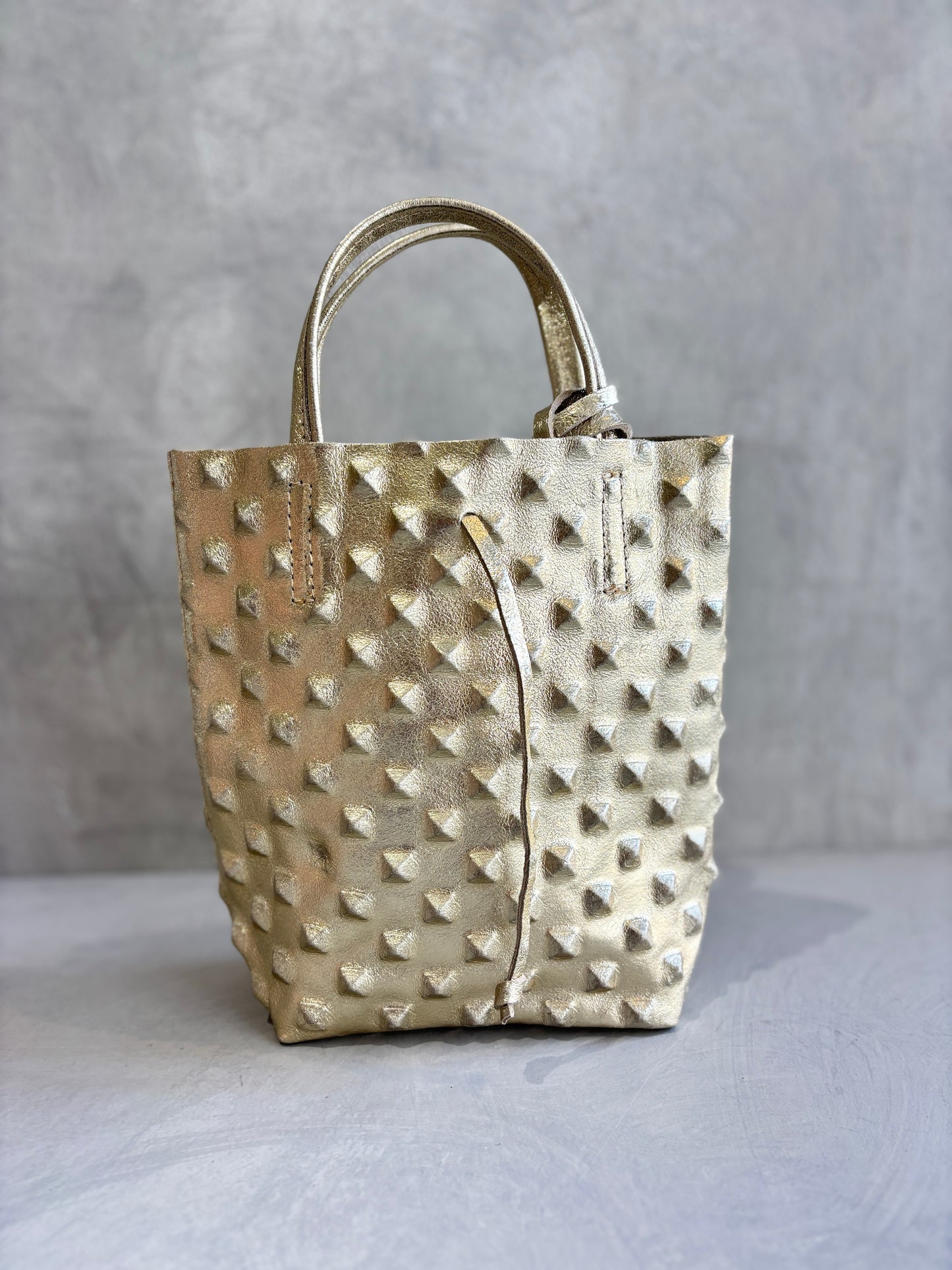 スタッズエンボスバッグ／イタリア・フィレンチェのレザーバッグ