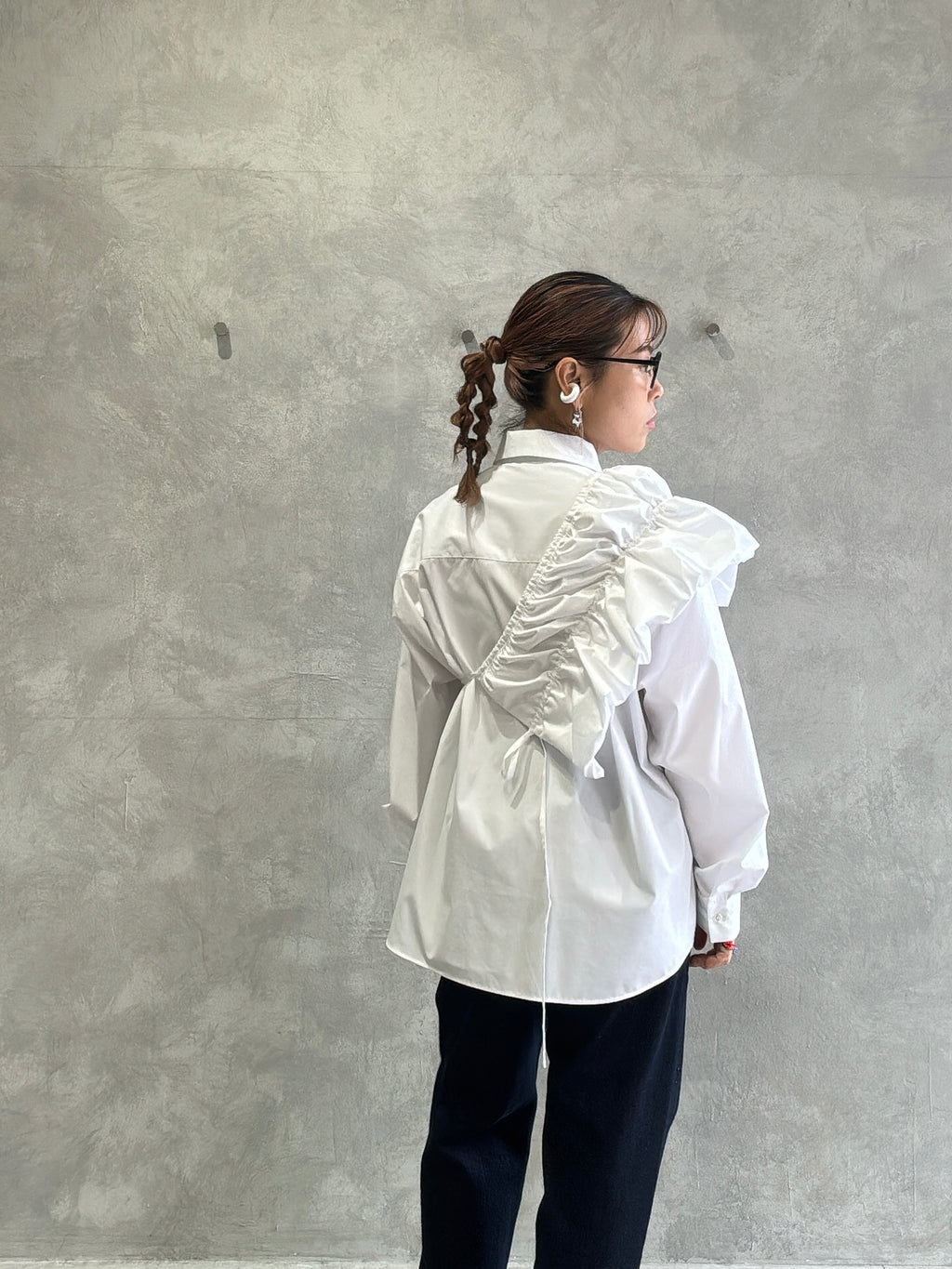 ギャザーぺプラム付きシャツ／VERSEAU