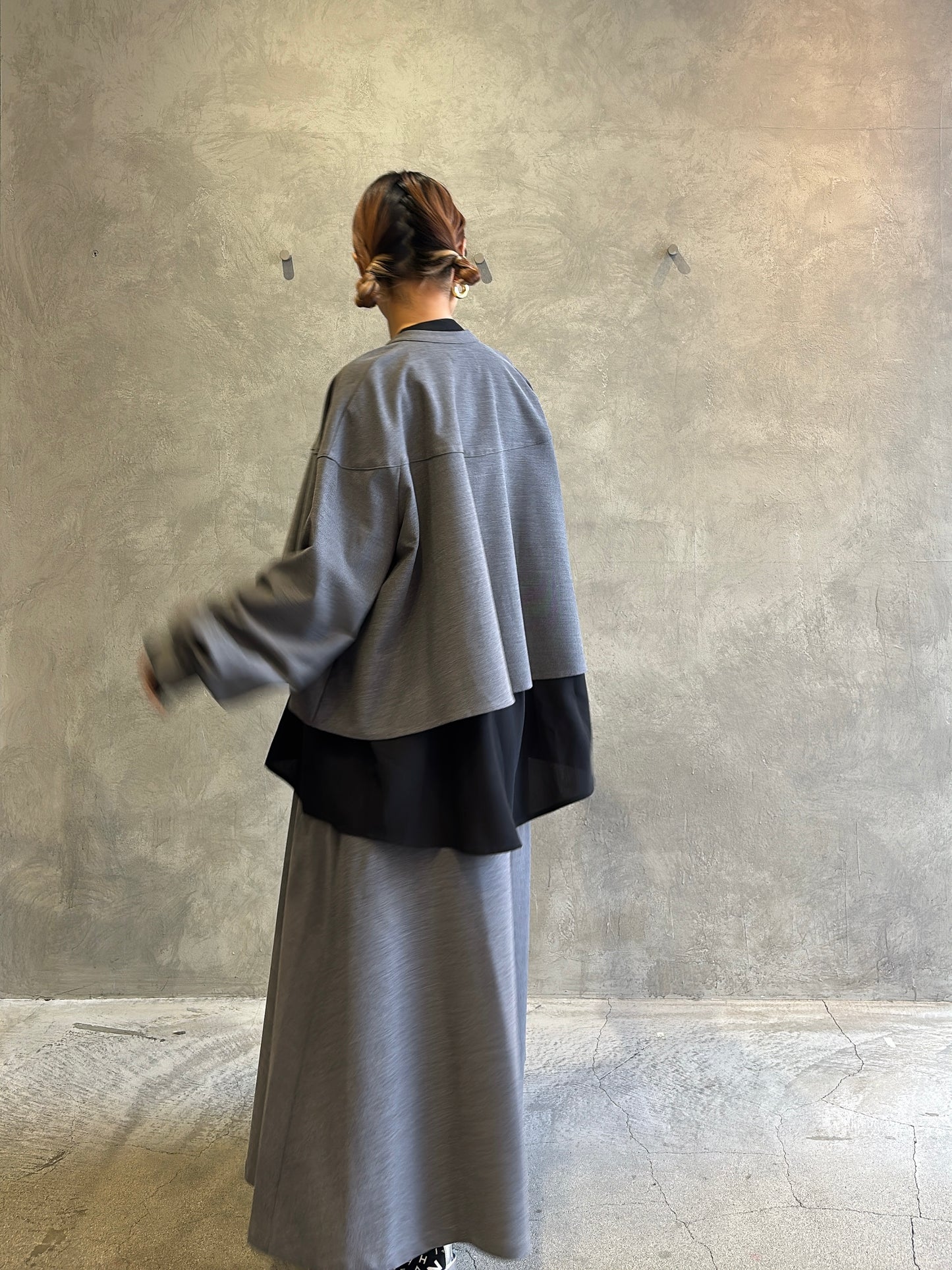 シャーリングティアードブラウス／CYAN tokyo