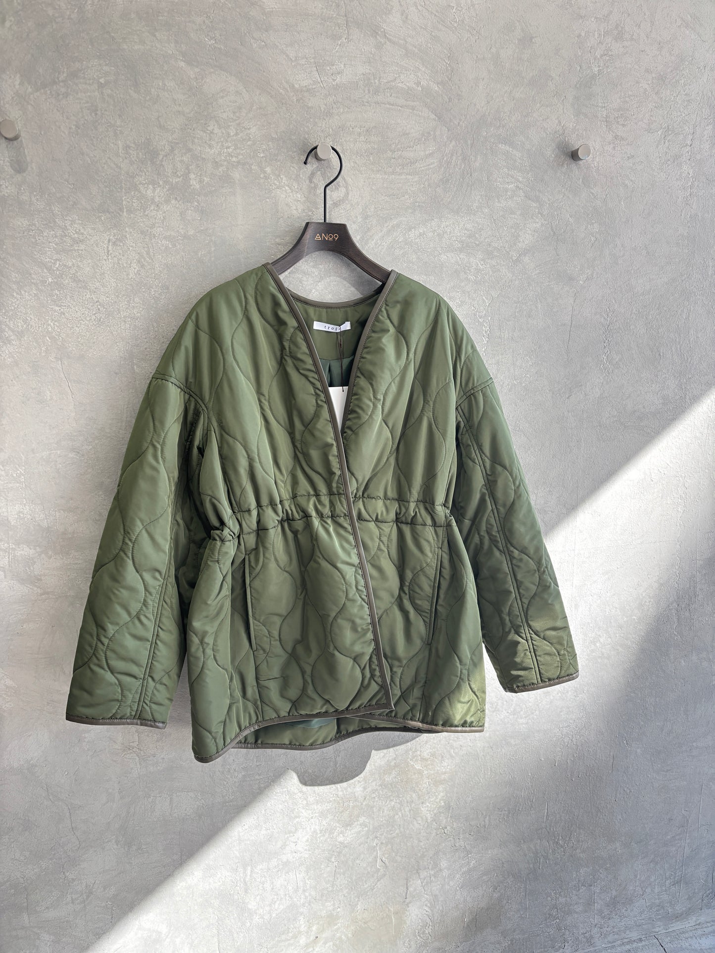 キルティングVネックショートコート／trois