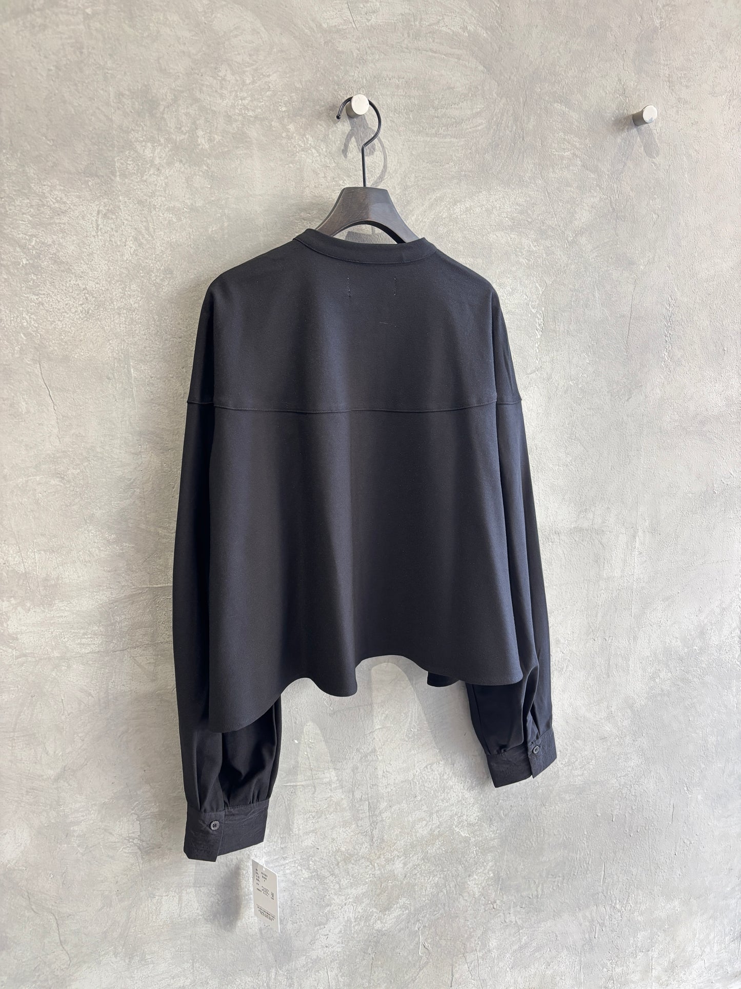 ラウンドステッチサーキュラシャツ／CYAN tokyo