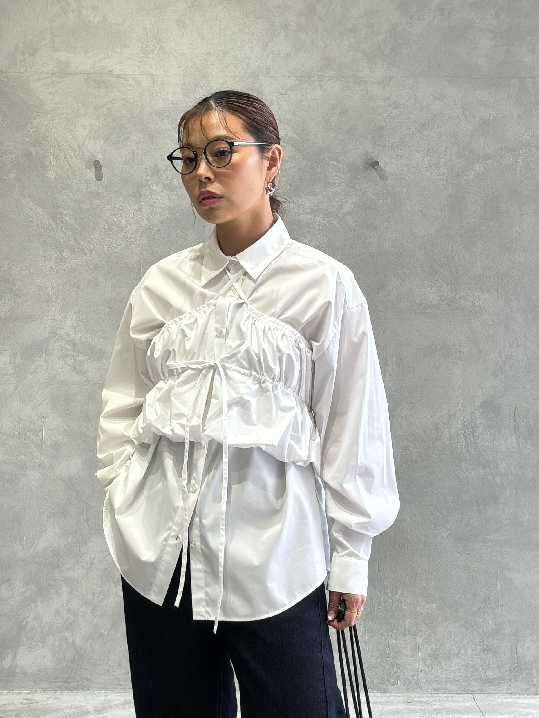 ギャザーぺプラム付きシャツ／VERSEAU