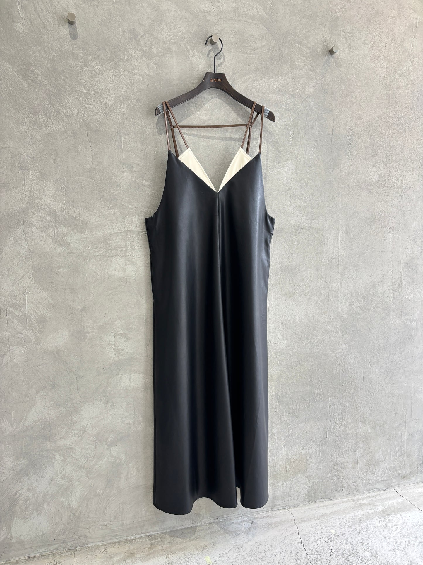 【再入荷】バイカラーフェイクレザージャンパースカート／LHELBIE