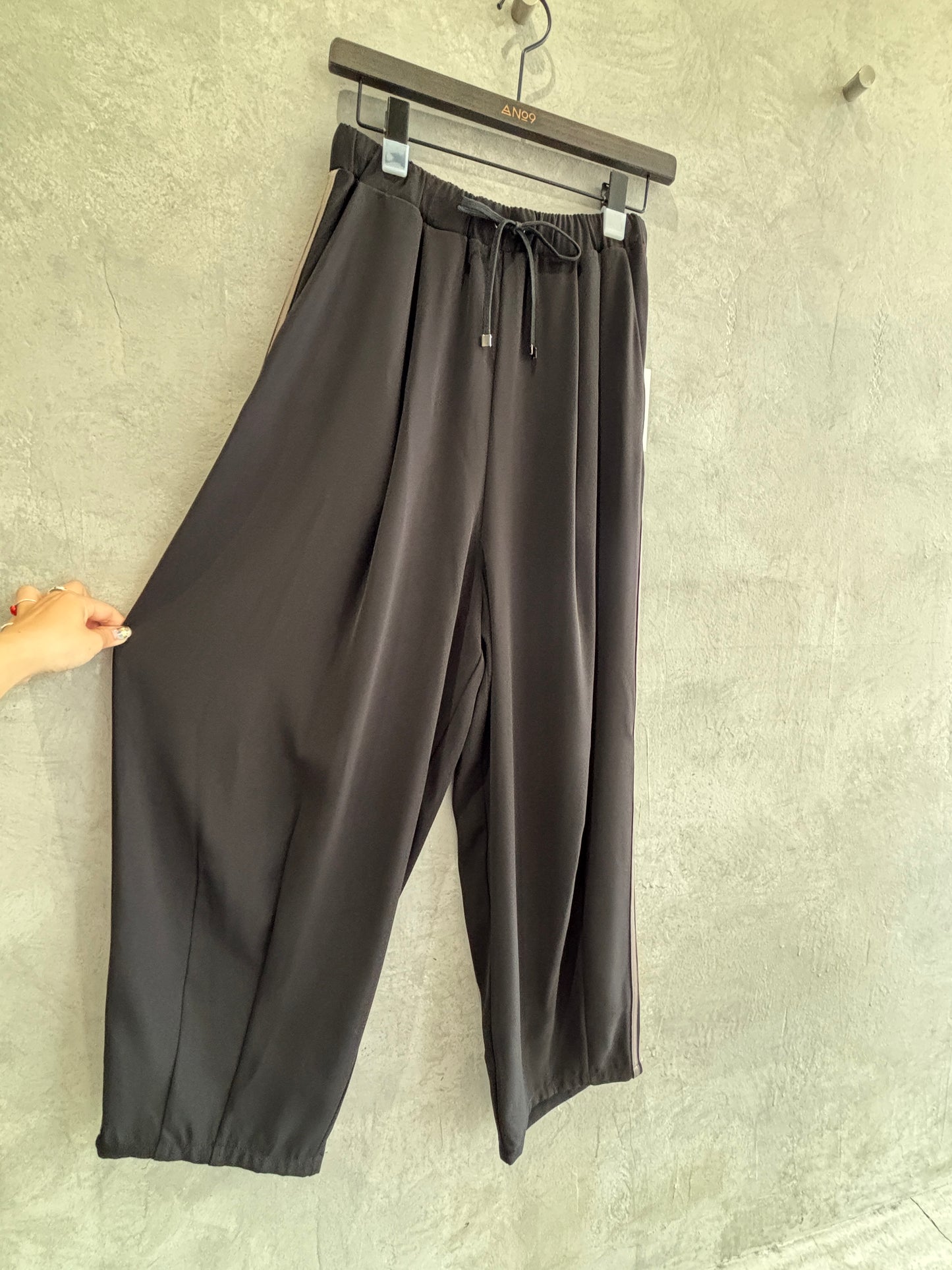 サイドラインバレルレッグパンツ／ayane