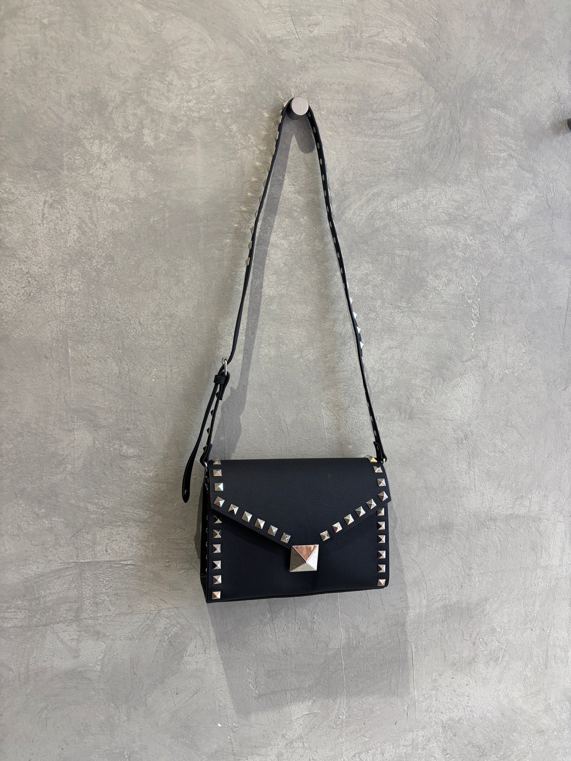 【予約販売】スタッズショルダーハードバッグ／cheek