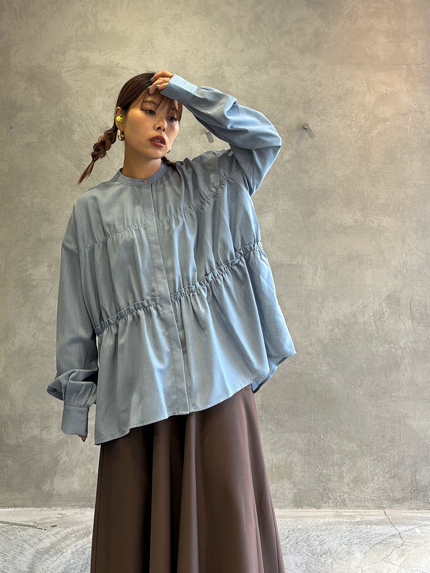 シャーリングティアードブラウス／CYAN tokyo