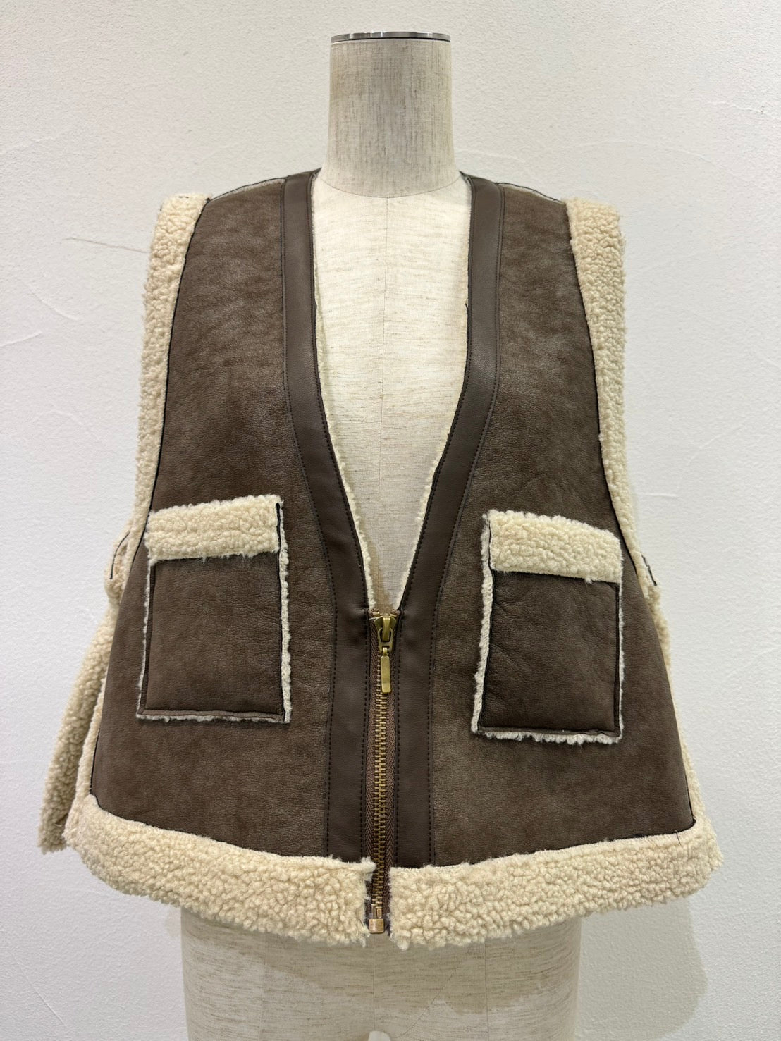 【予約⚡︎販売】バックオーバームートンベスト／604499／CYAN tokyo／2026 AW#1