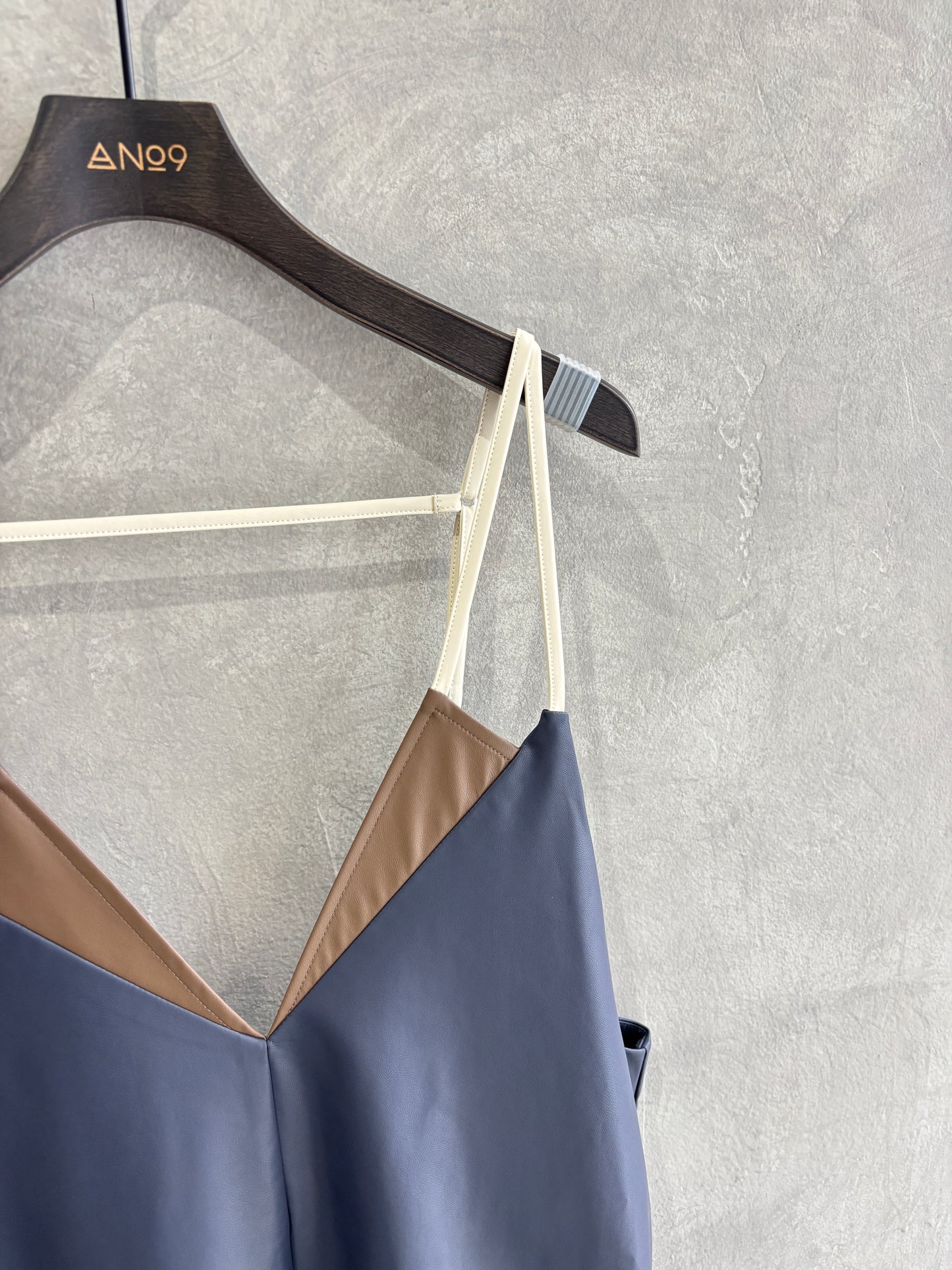 【再入荷】バイカラーフェイクレザージャンパースカート／LHELBIE