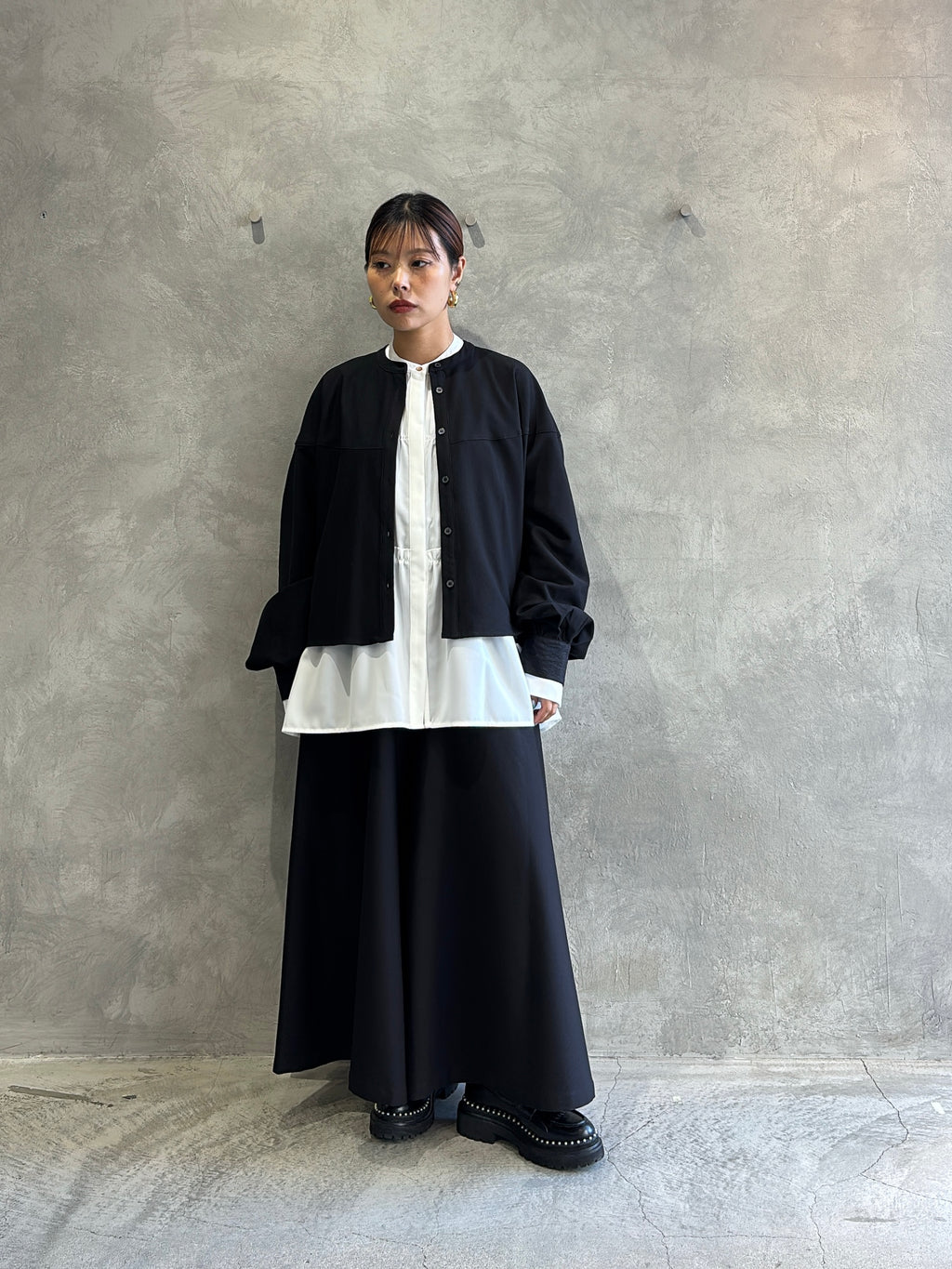 ラウンドステッチサーキュラシャツ／CYAN tokyo