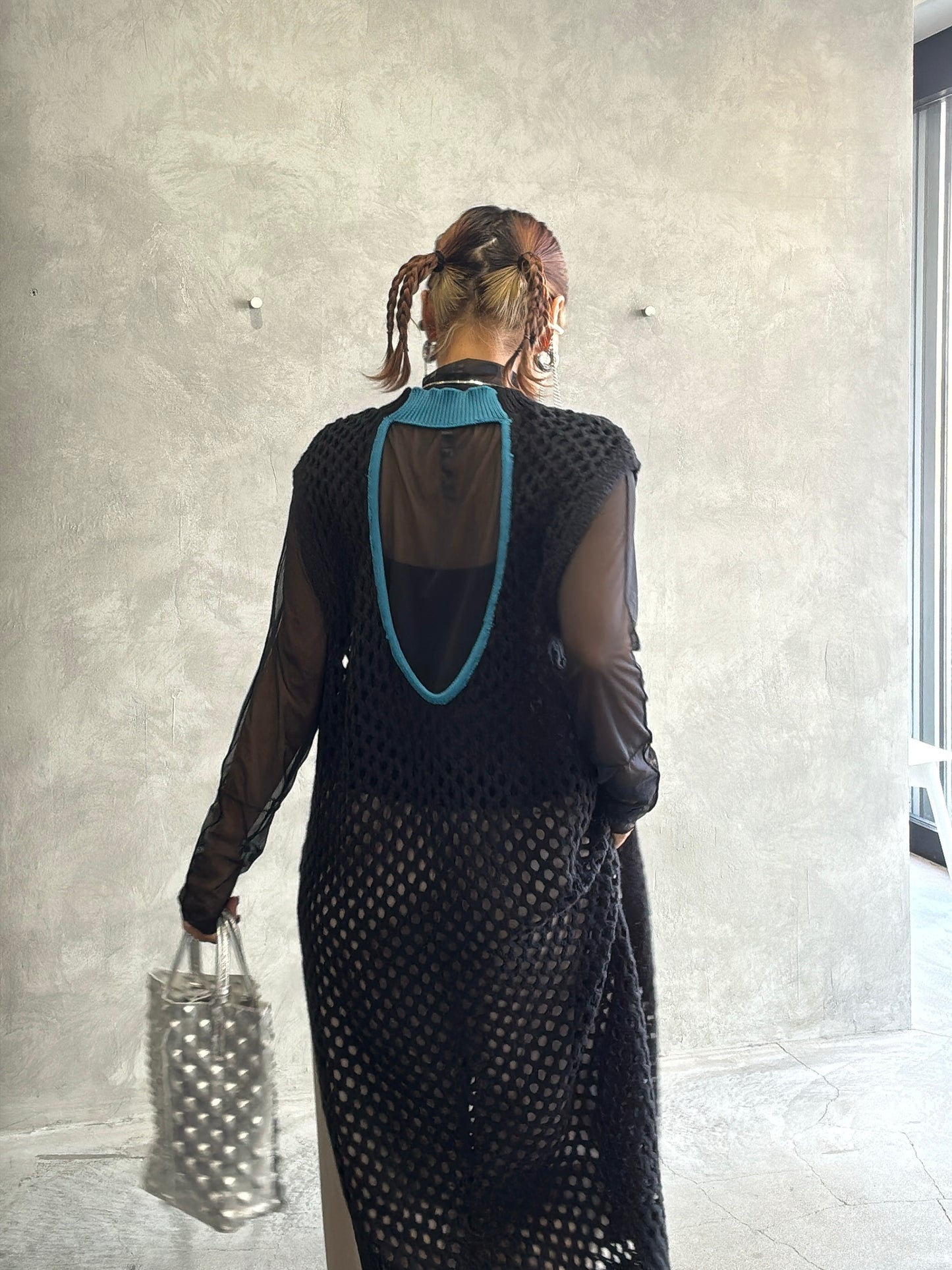 バックオープンメッシュニットワンピース／LHELBIE