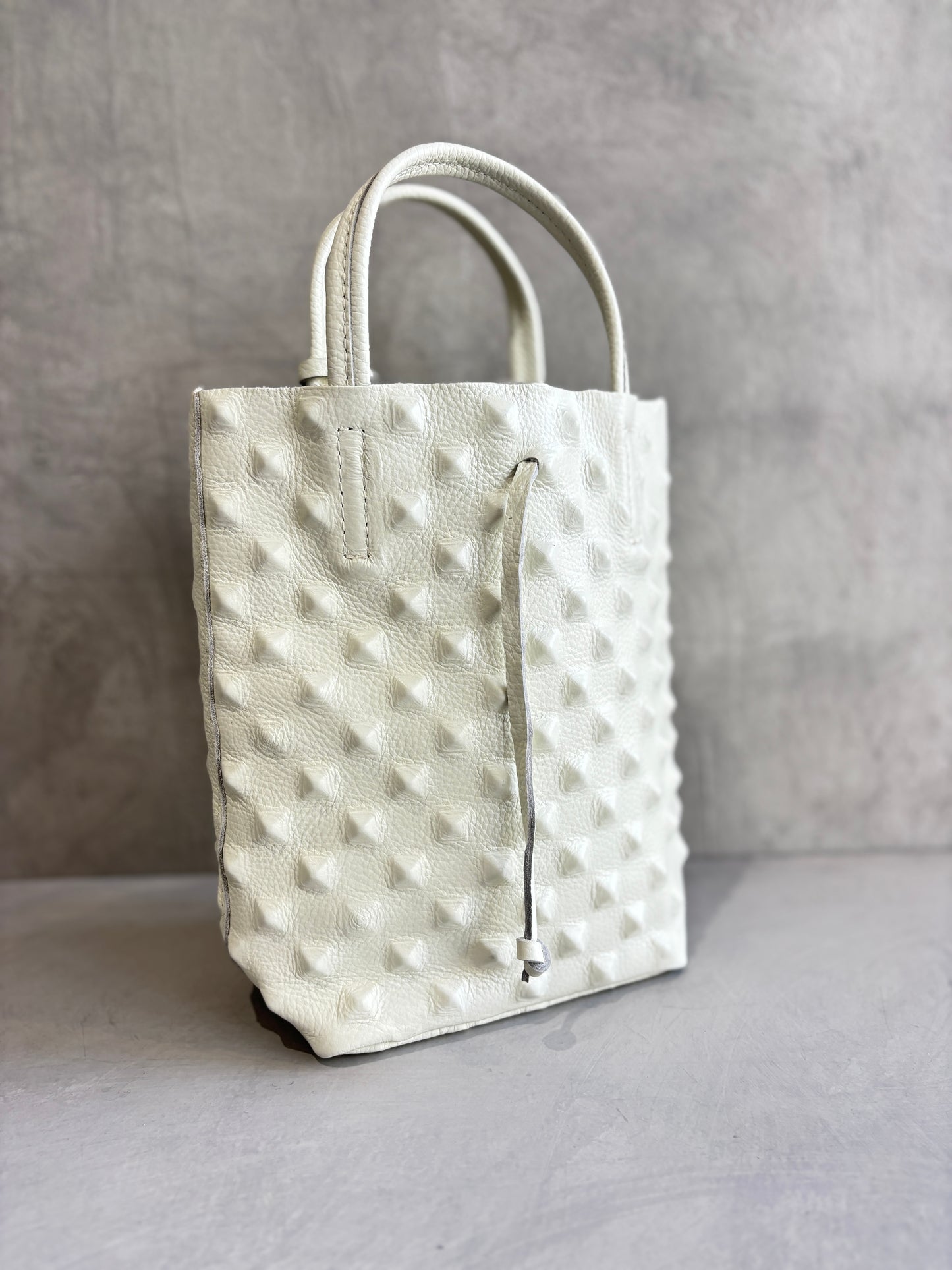 スタッズエンボスバッグ（モノトーン）／イタリア・フィレンツェのレザーバッグ