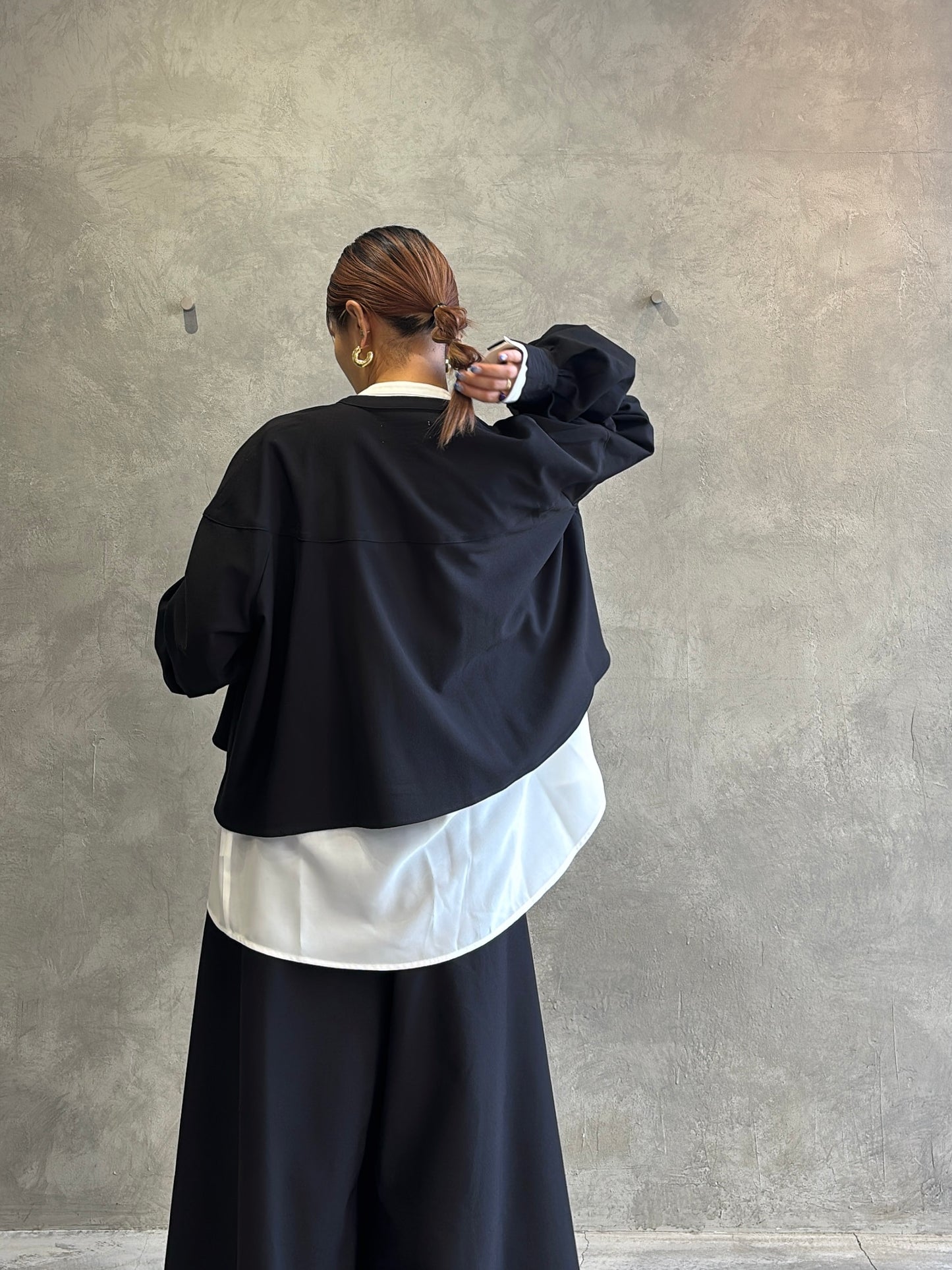 ラウンドステッチサーキュラシャツ／CYAN tokyo