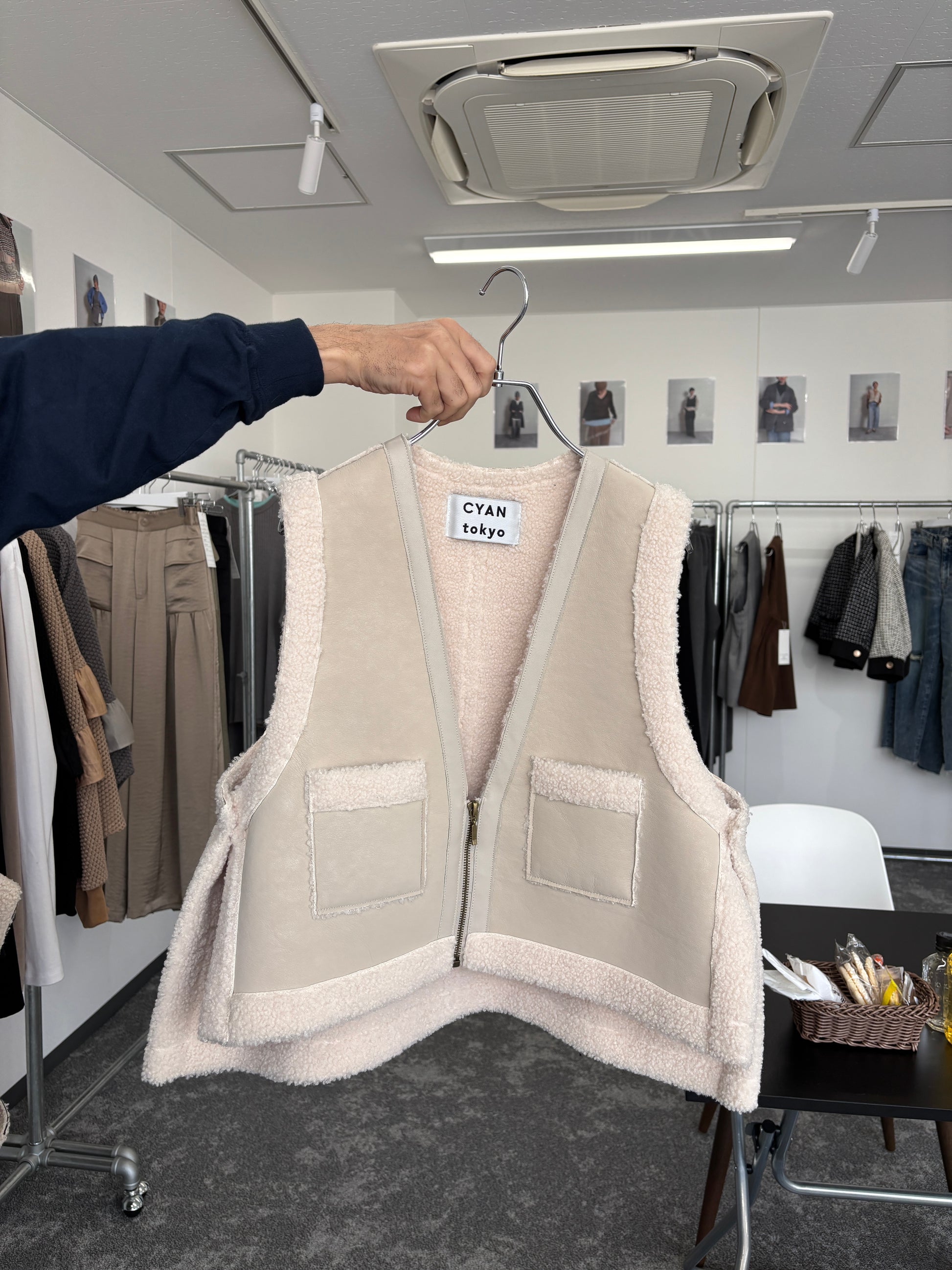 【予約⚡︎販売】バックオーバームートンベスト／604499／CYAN tokyo／2026 AW#1