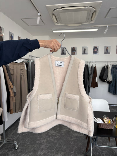 【予約⚡︎販売】バックオーバームートンベスト／604499／CYAN tokyo／2026 AW#1