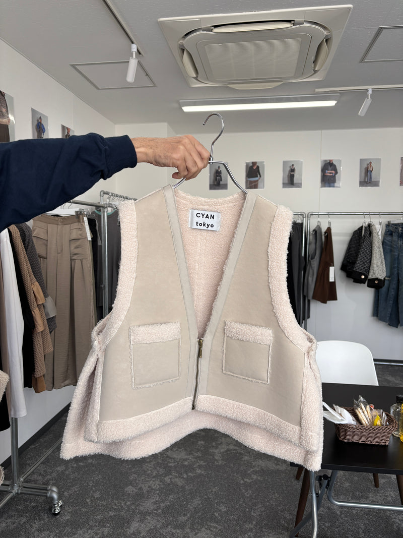 【予約⚡︎販売】バックオーバームートンベスト／604499／CYAN tokyo／2026 AW#1