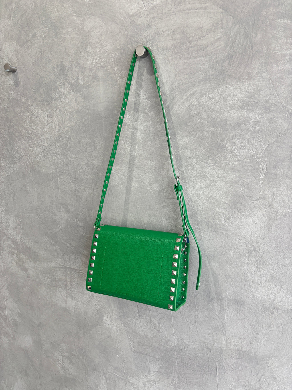 【予約販売】スタッズショルダーハードバッグ／cheek