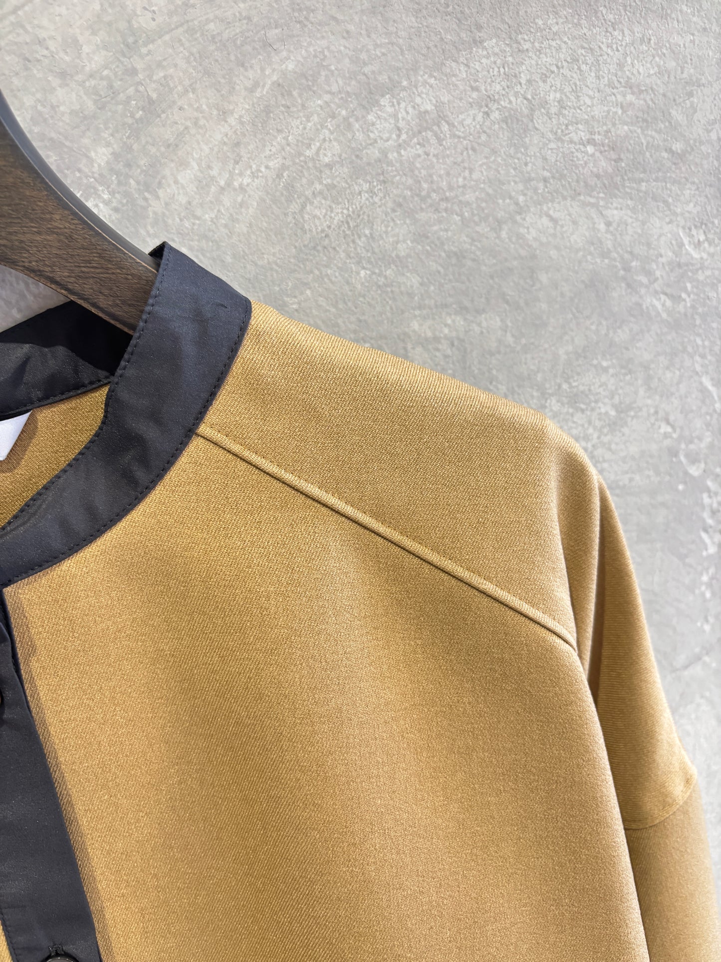 ノーカラードッキングシャツ／trois