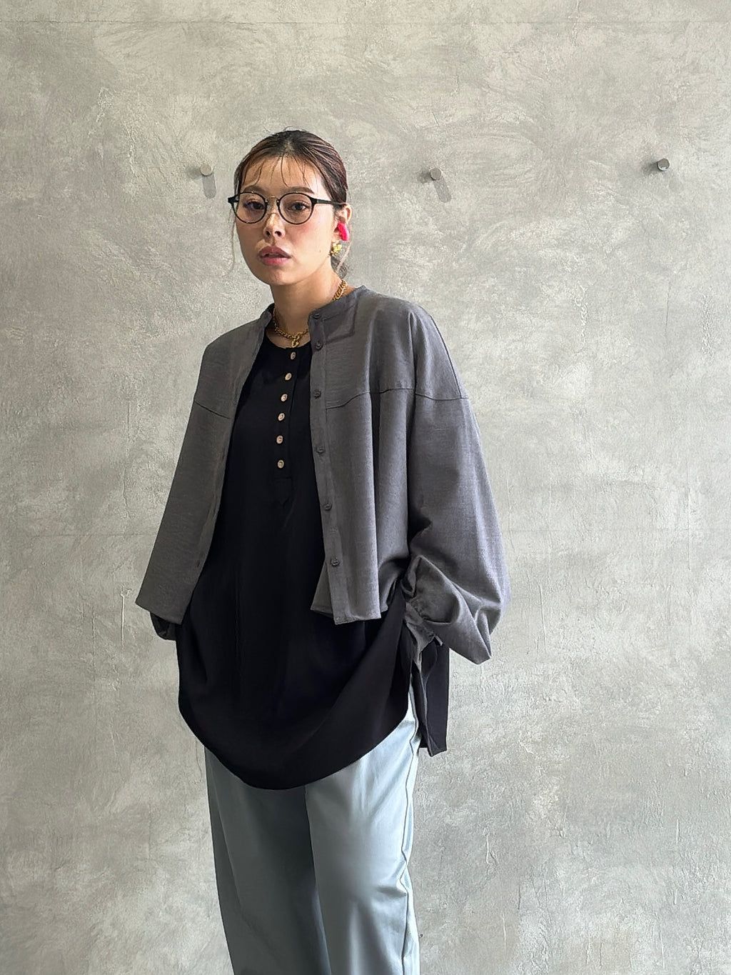 ★グロッシーヘンリーリブブラウス／CYAN tokyo