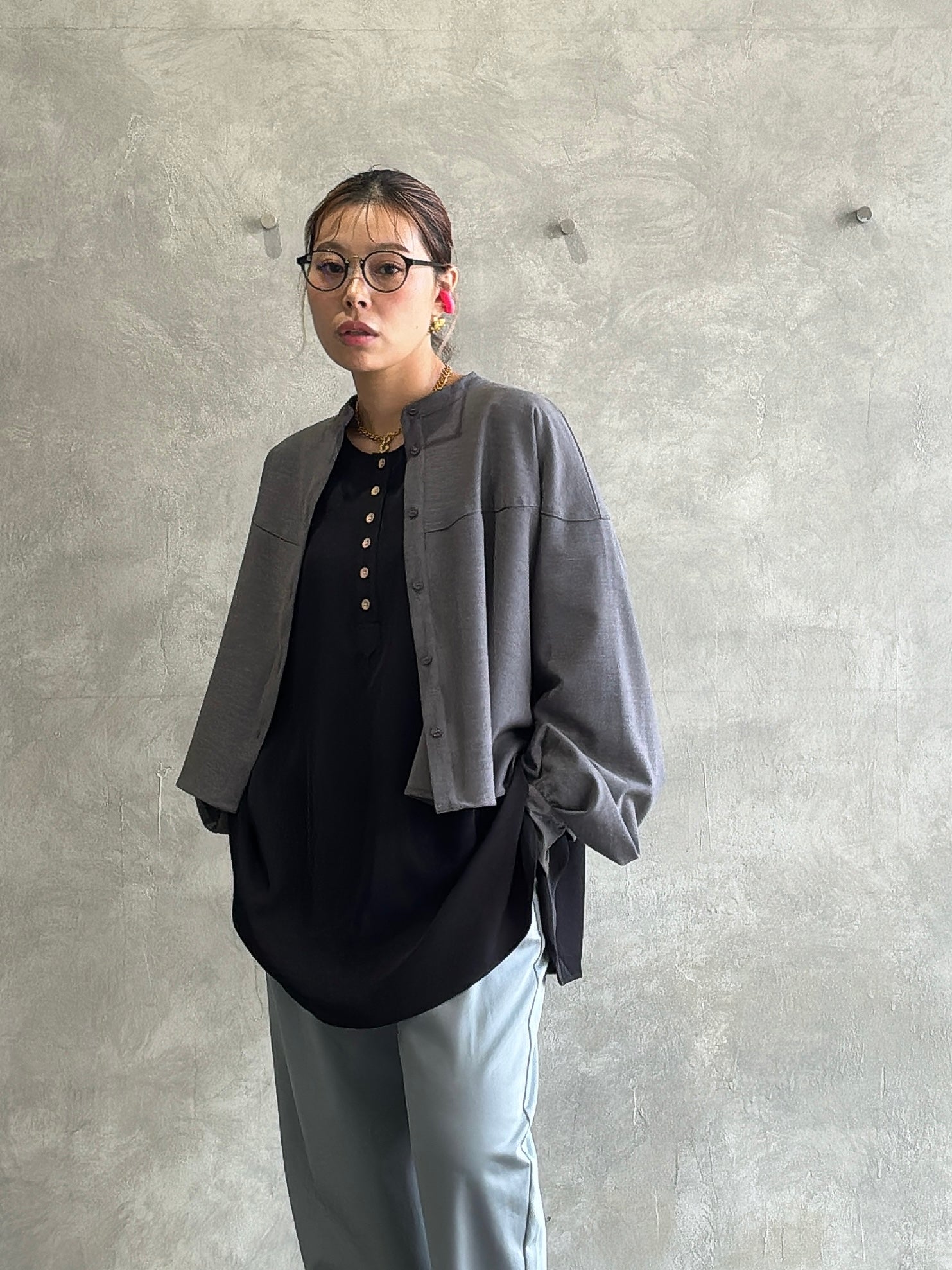 ★グロッシーヘンリーリブブラウス／CYAN tokyo