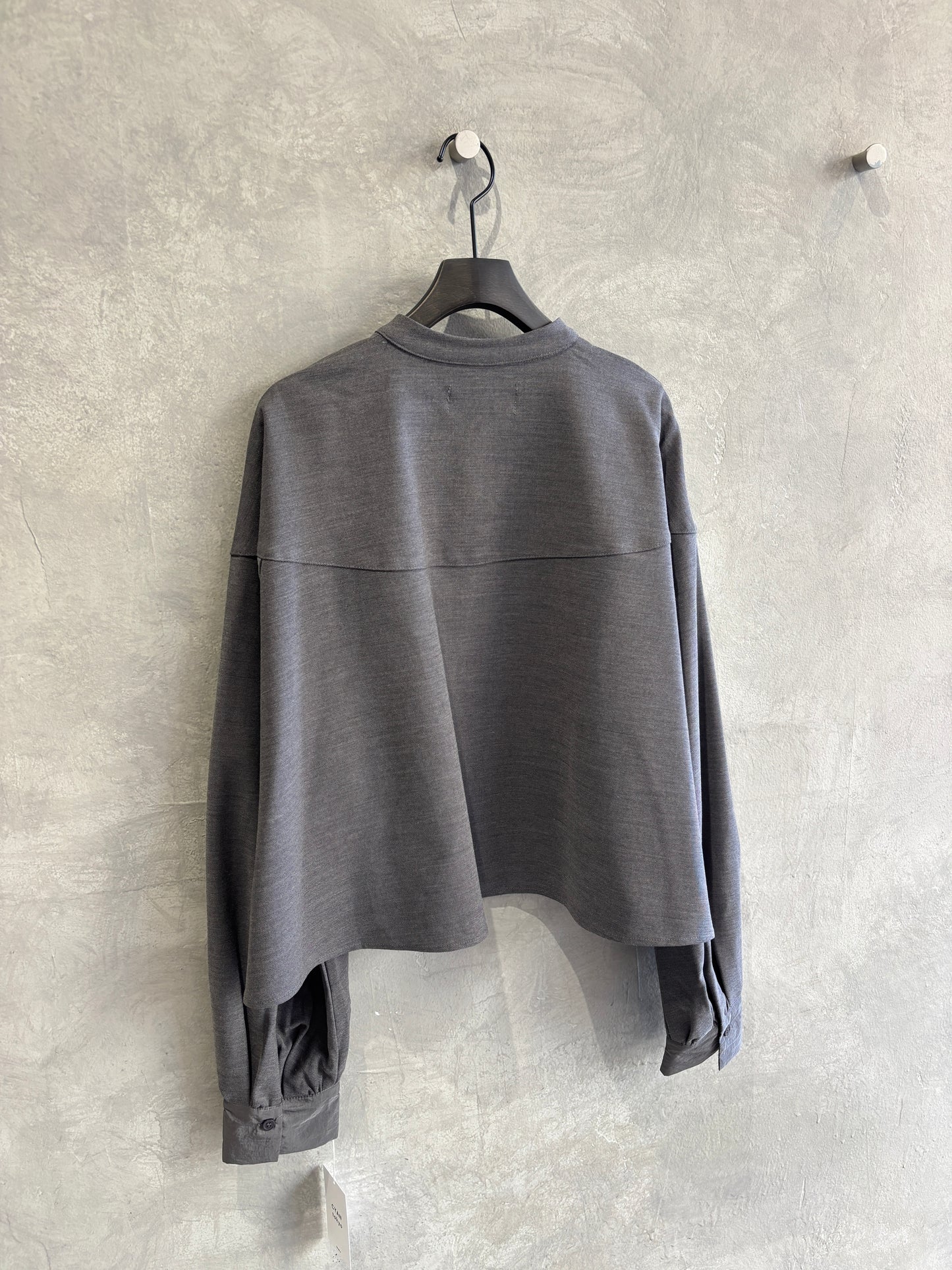 ラウンドステッチサーキュラシャツ／CYAN tokyo