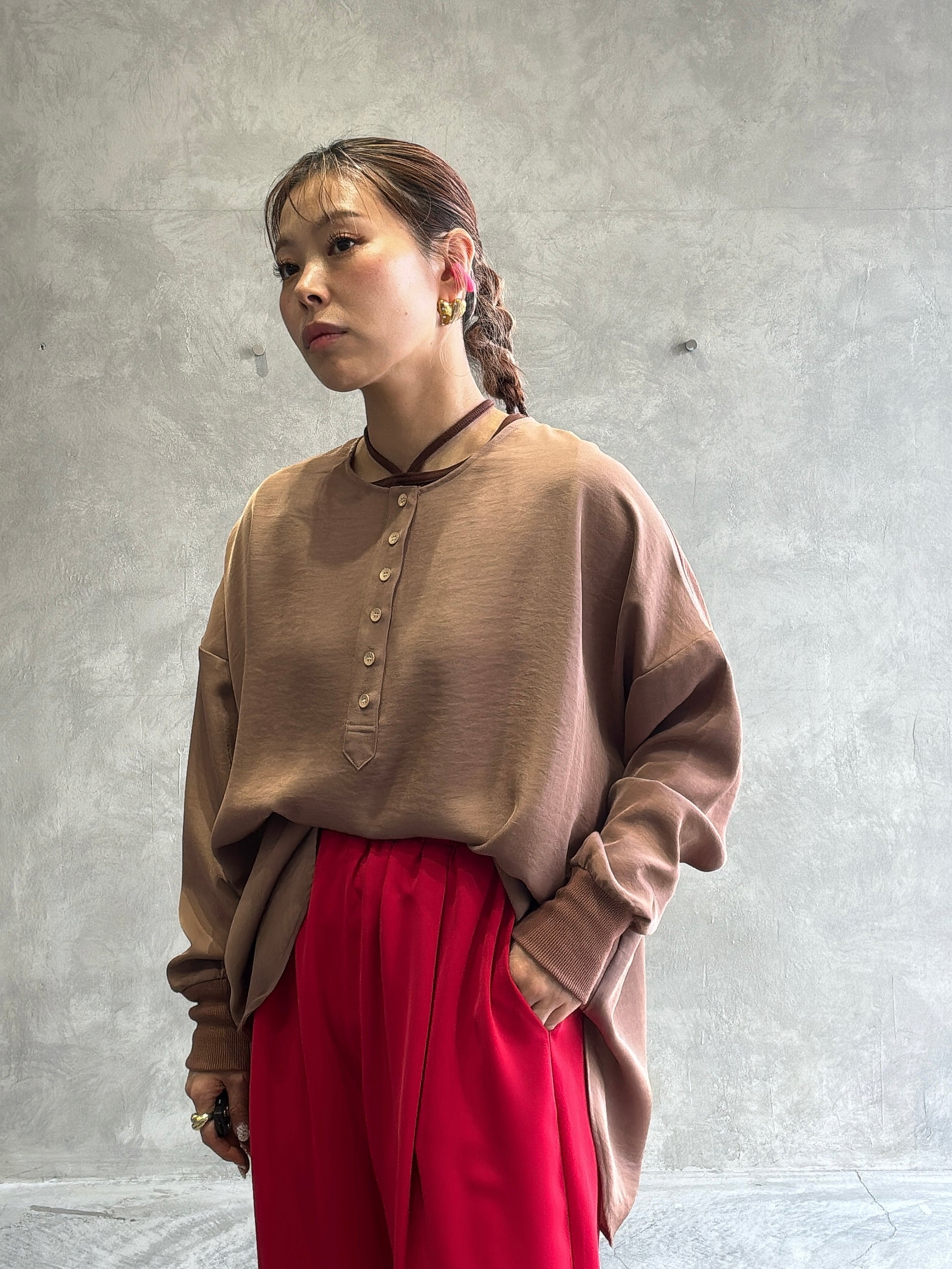 ★グロッシーヘンリーリブブラウス／CYAN tokyo