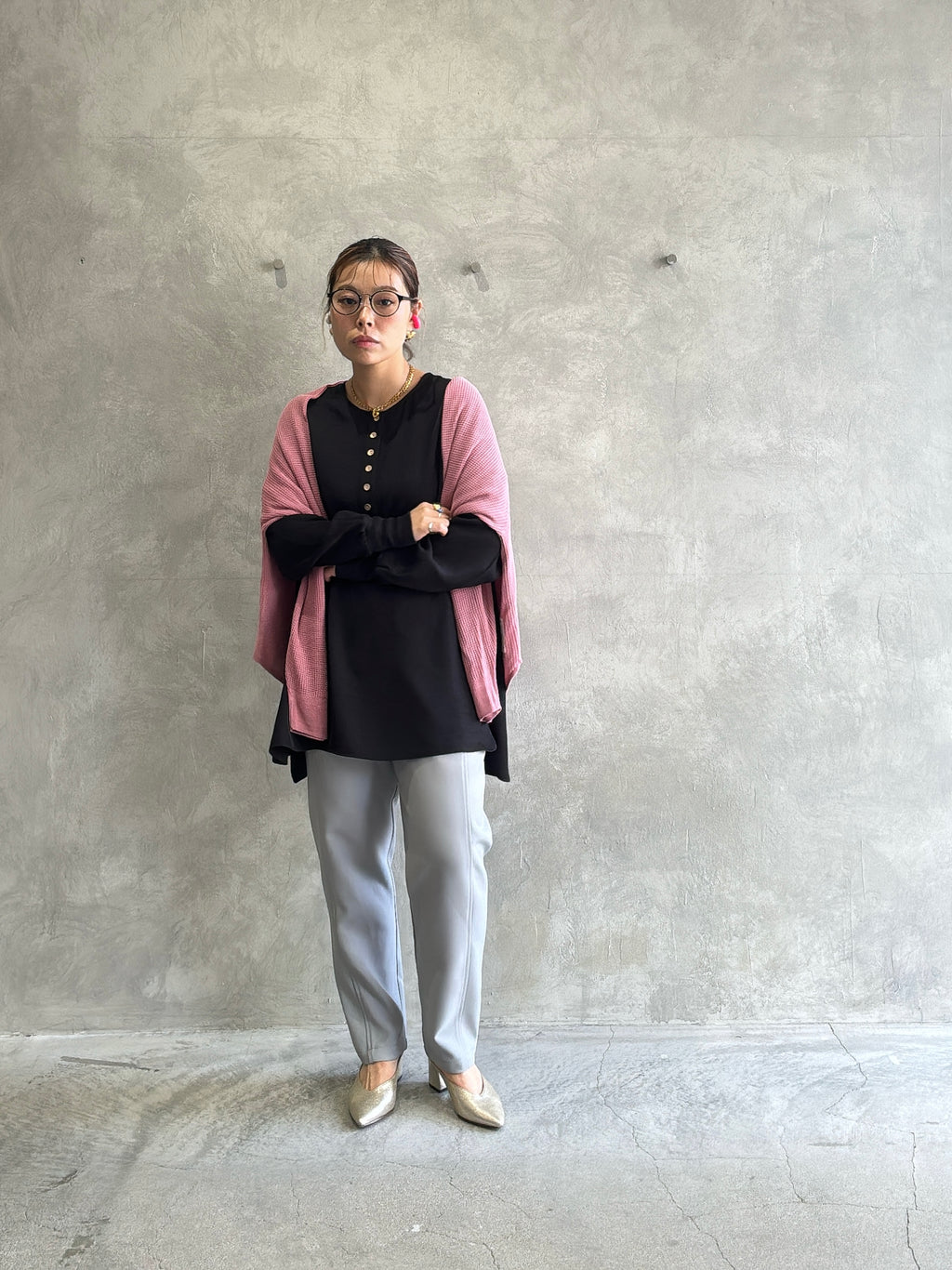 ★グロッシーヘンリーリブブラウス／CYAN tokyo